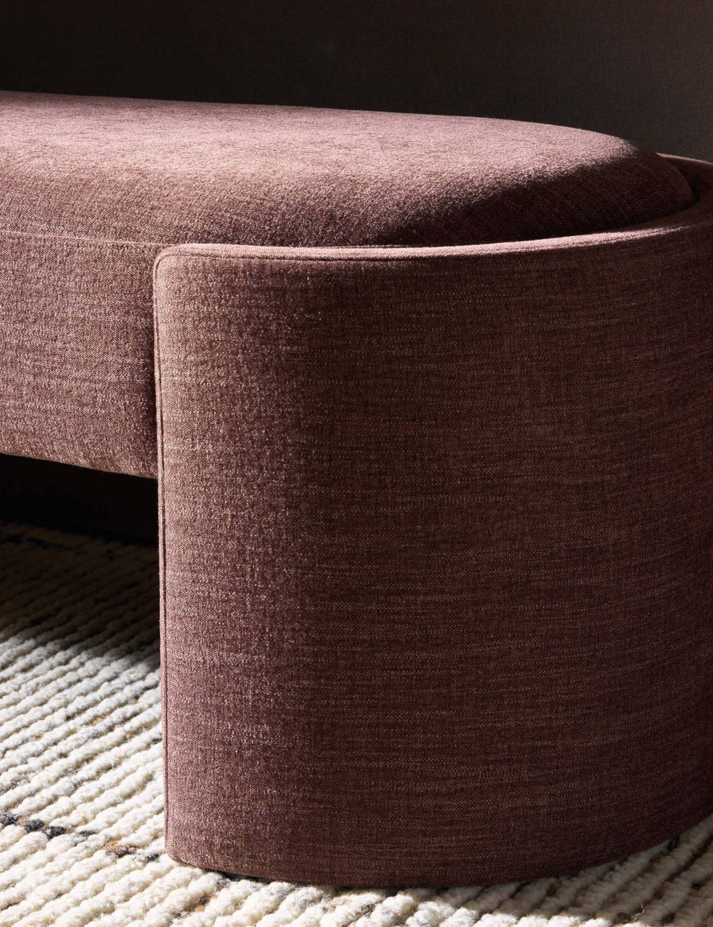 Banc - Doucement arrondi à chaque extrémité et doté d'une assise basse et allongée, le banc séduit par sa silhouette sculpturale.