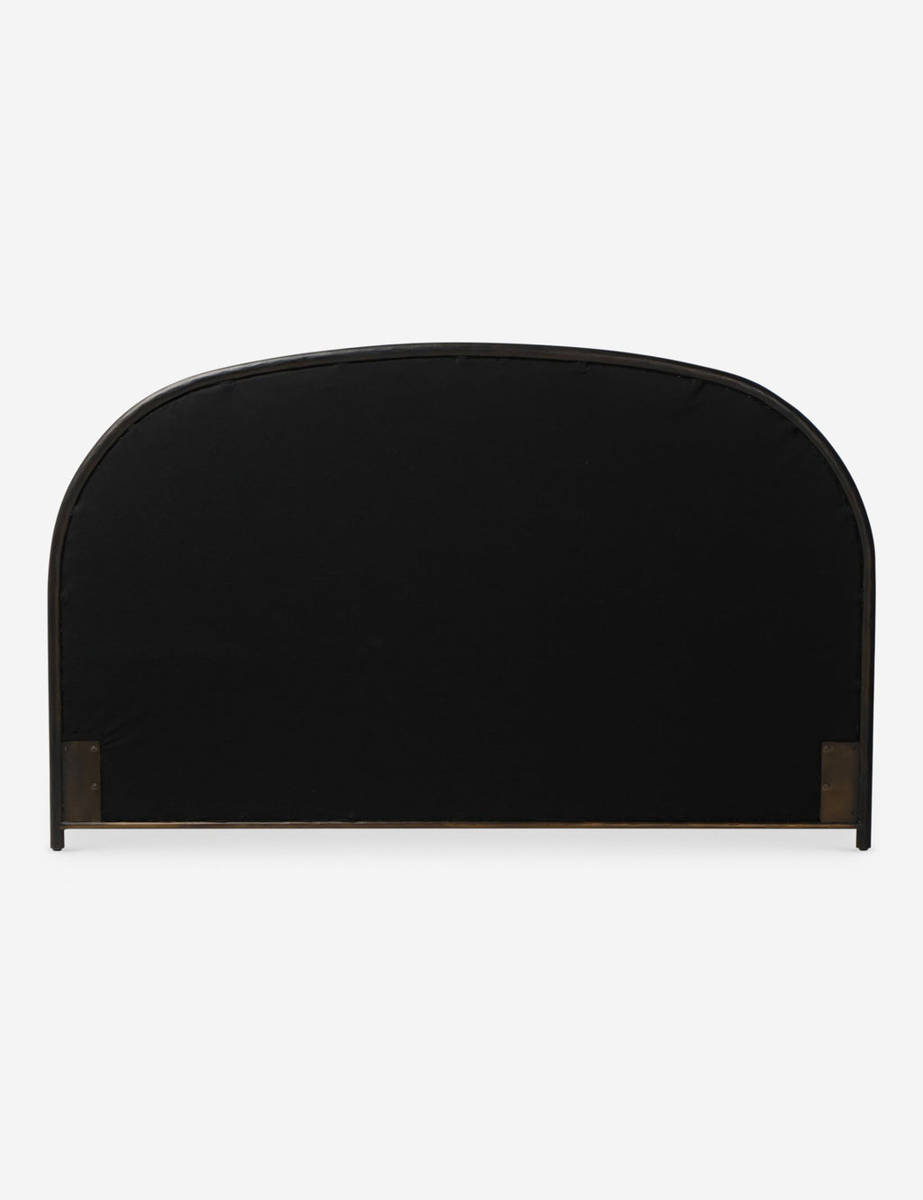 Lit plateforme - Des courbes architecturales définissent le lit, avec une tête de lit et un pied de lit sculptés en demi-lune, encadrés de métal sombre