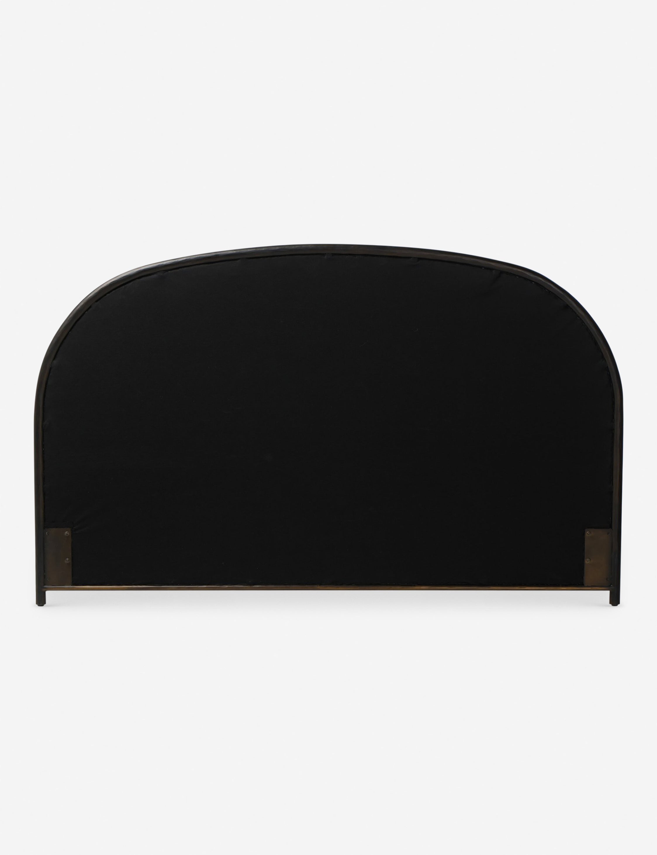 Lit plateforme - Des courbes architecturales définissent le lit, avec une tête de lit et un pied de lit sculptés en demi-lune, encadrés de métal sombre