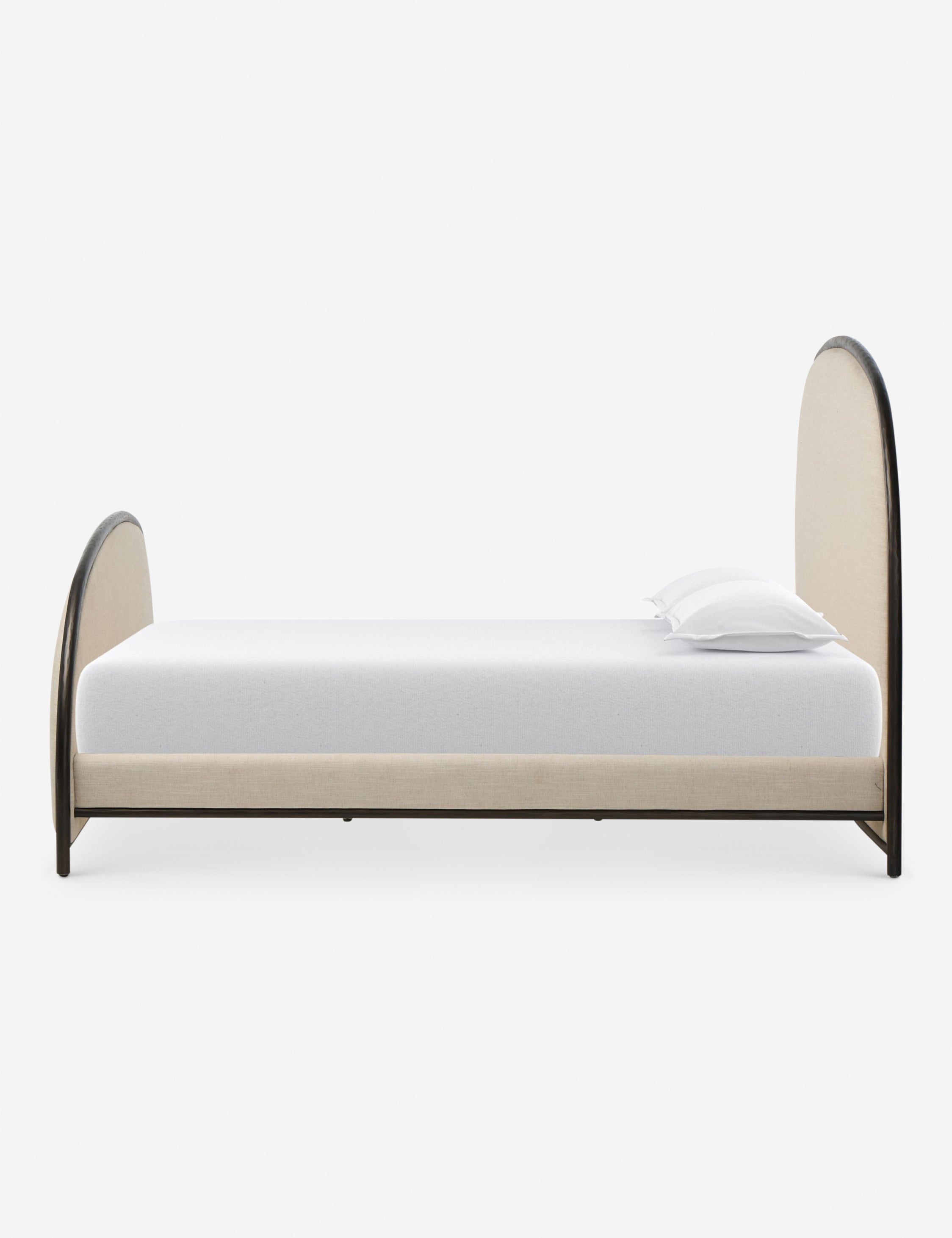 Lit plateforme - Des courbes architecturales définissent le lit, avec une tête de lit et un pied de lit sculptés en demi-lune, encadrés de métal sombre