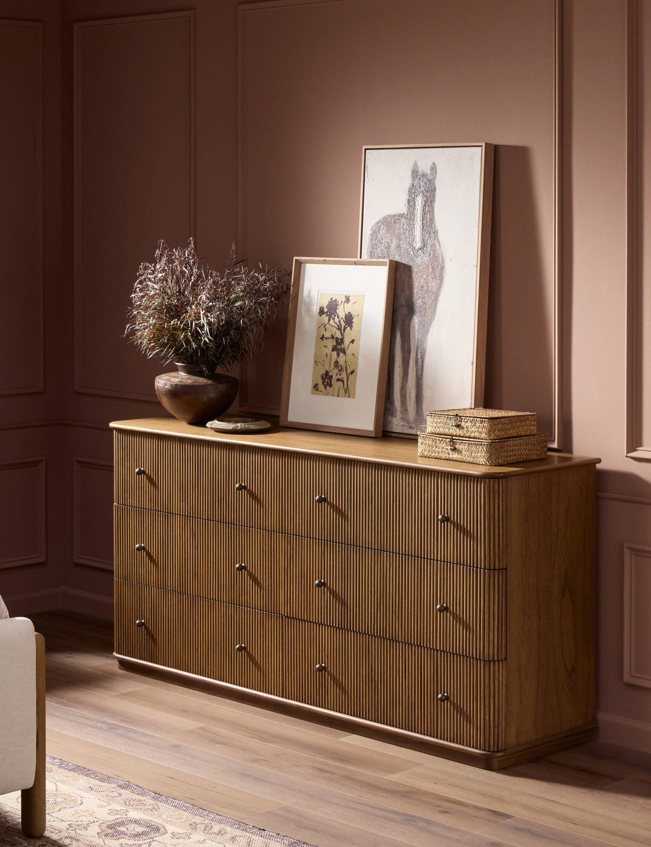 Commode Large - La commode offre une sophistication accrue grâce à ses détails cannelés et à sa base en plinthe