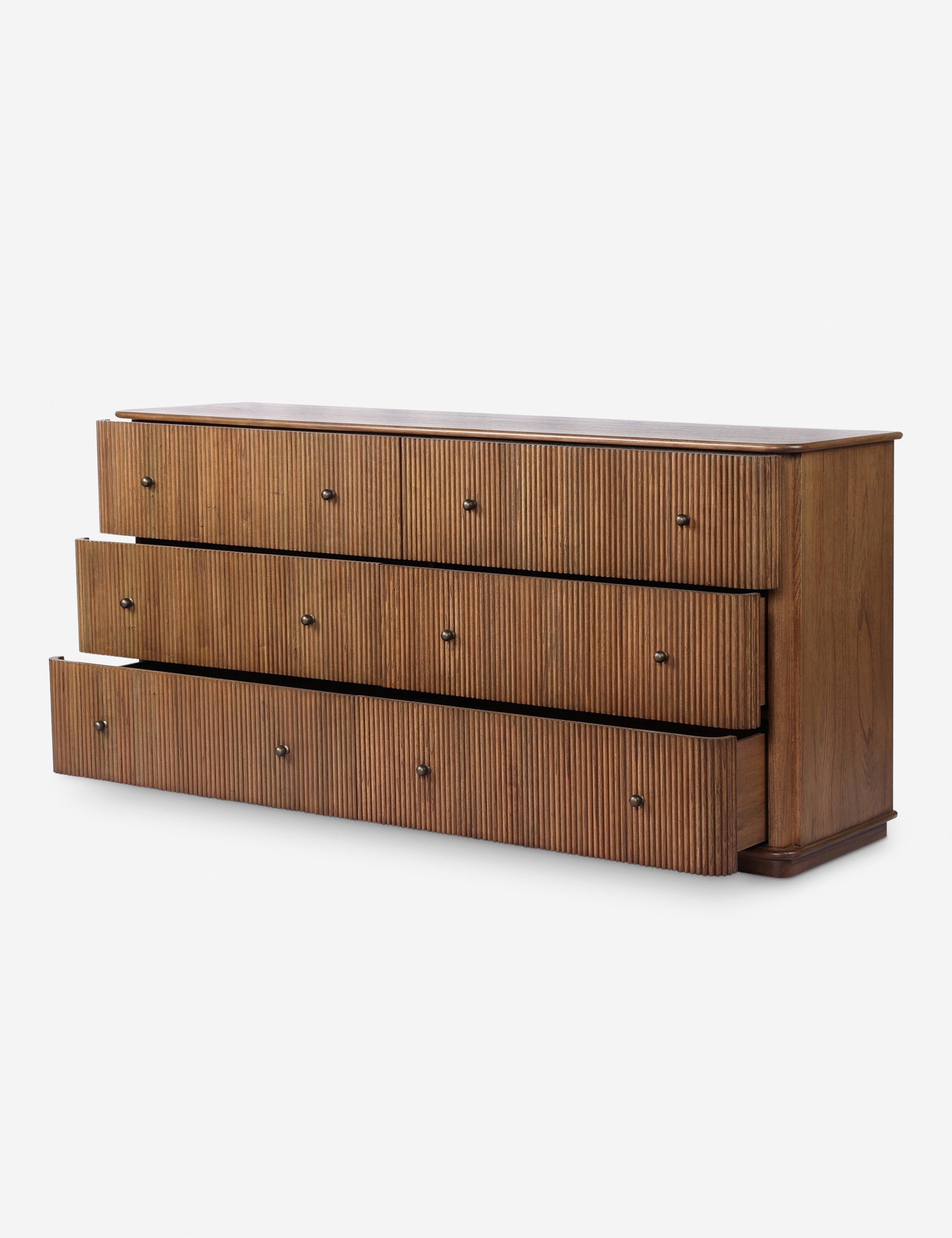 Commode Large - La commode offre une sophistication accrue grâce à ses détails cannelés et à sa base en plinthe