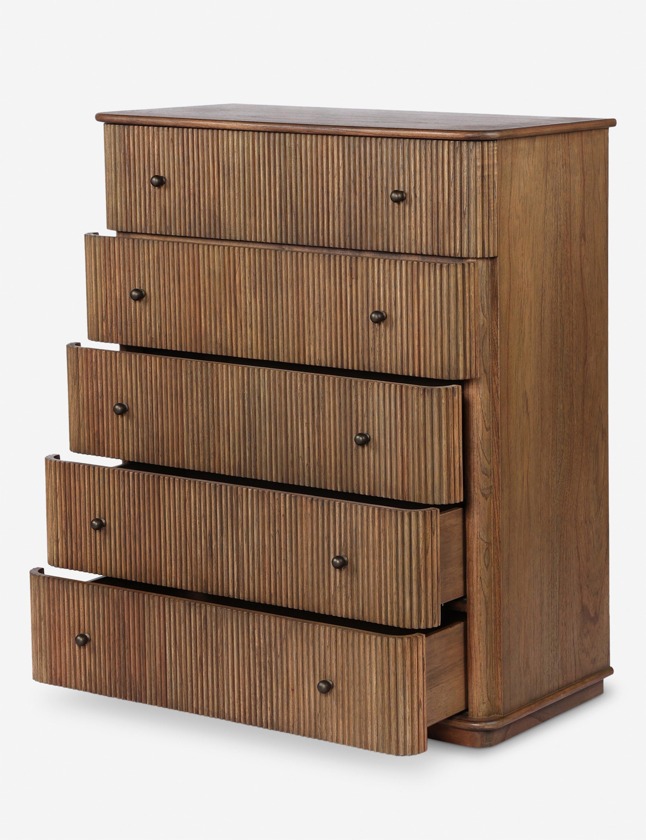 Commode haute - La commode haute offre une élégance rehaussée par des détails cannelés et une base en plinthe.