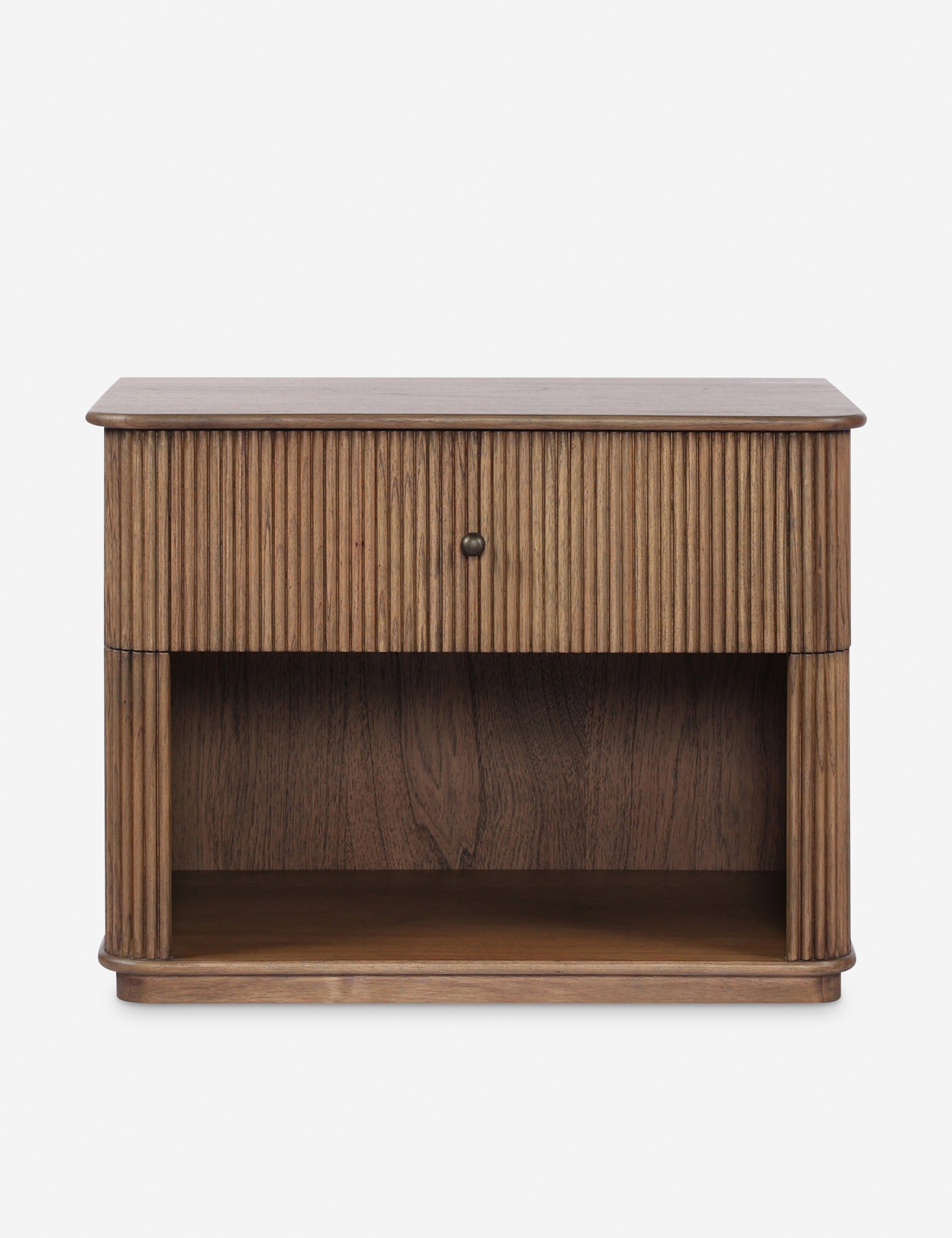 Table de chevet - La table de chevet offre une finition texturée rehaussée de détails cannelés et d'un piètement plinthe au sol