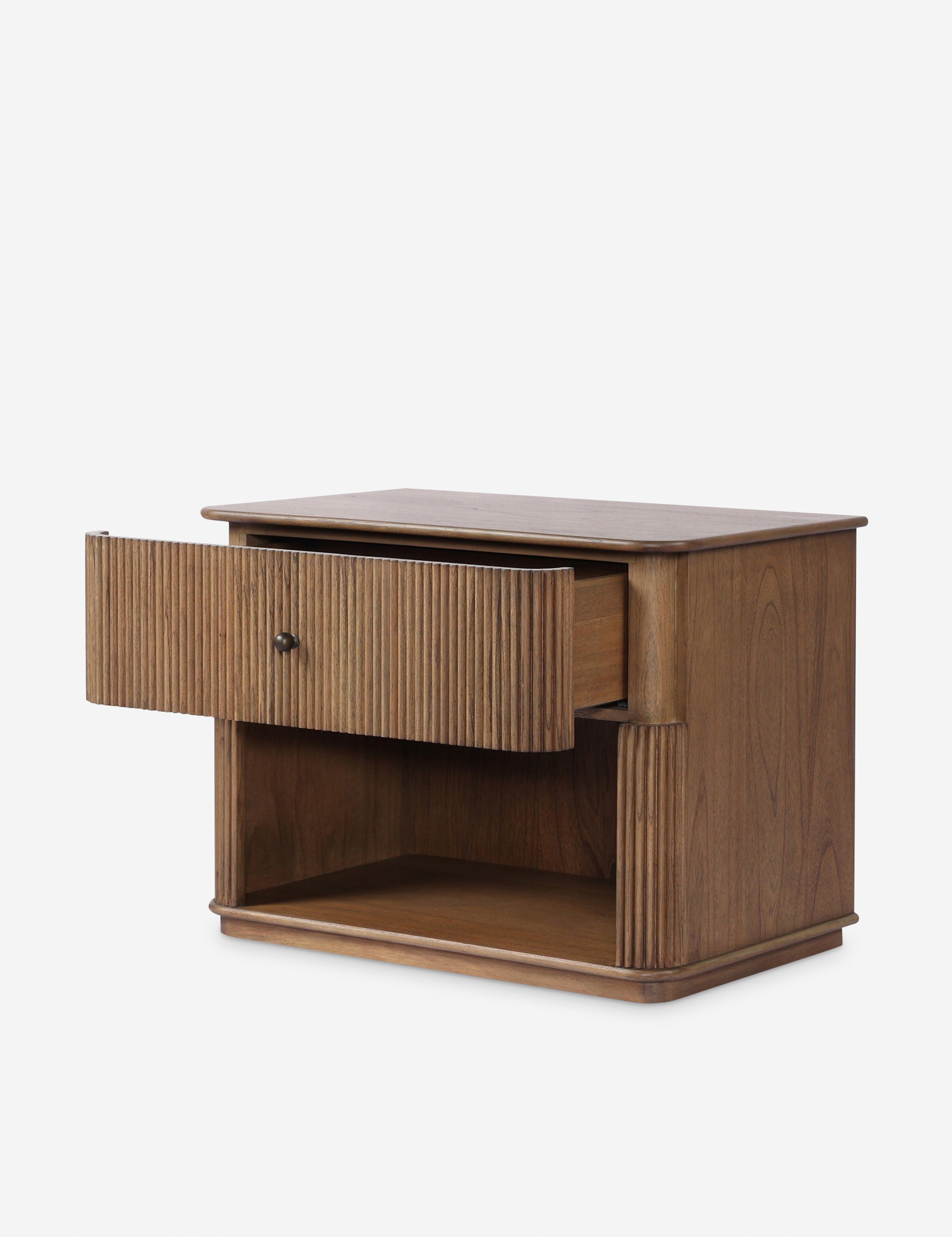 Table de chevet - La table de chevet offre une finition texturée rehaussée de détails cannelés et d'un piètement plinthe au sol