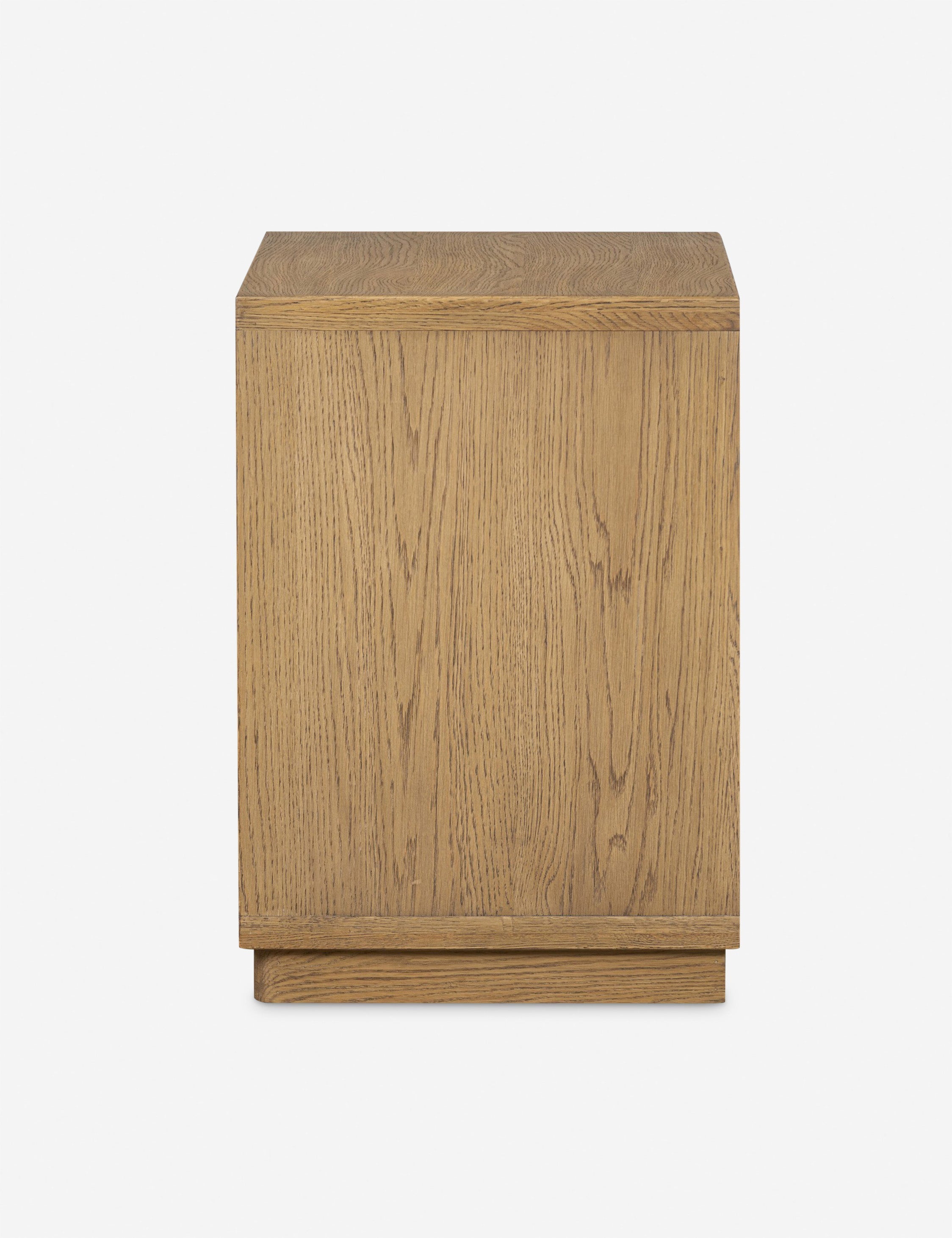 Table de chevet - Le cadre en chêne chaud et les façades de tiroirs tressées ajoutent de la profondeur et une texture naturelle à la table de chevet
