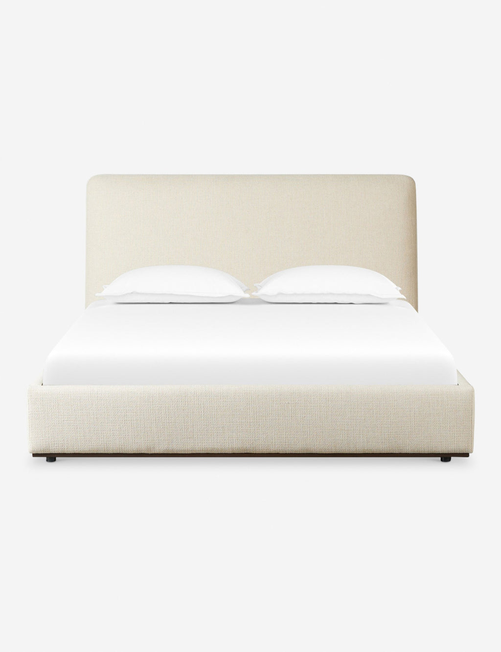Lit plateforme - Avec sa tête de lit légèrement courbée et sa forme épurée, ce lit offre une base à la fois décontractée et raffinée pour la chambre