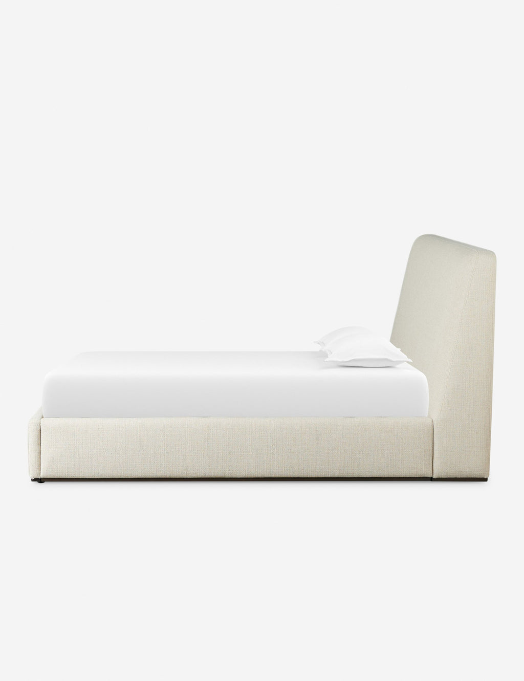 Lit plateforme - Avec sa tête de lit légèrement courbée et sa forme épurée, ce lit offre une base à la fois décontractée et raffinée pour la chambre