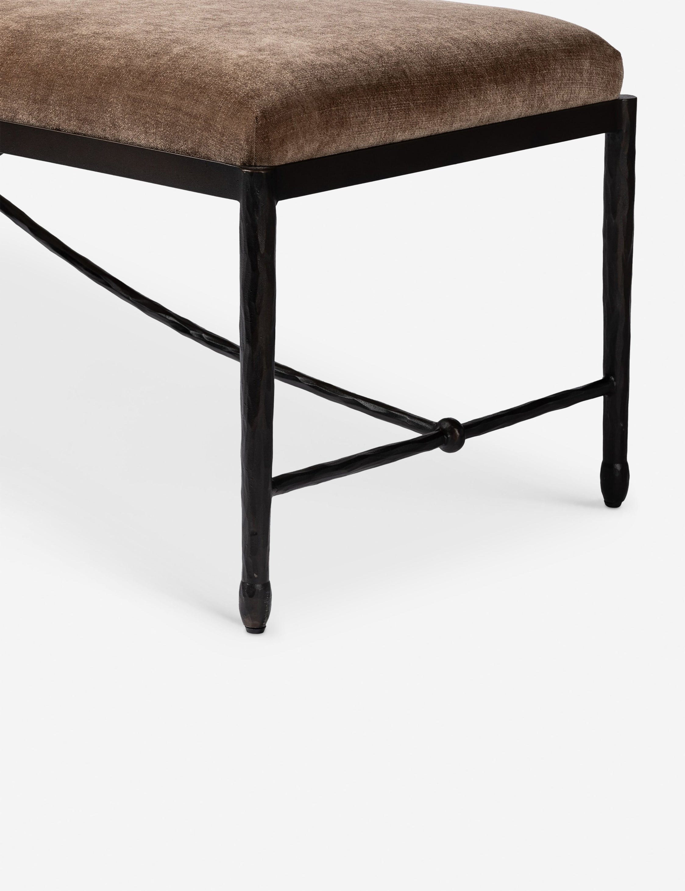 Banc - allie la facilité de transition au style Art Déco dans une silhouette élégante et épurée