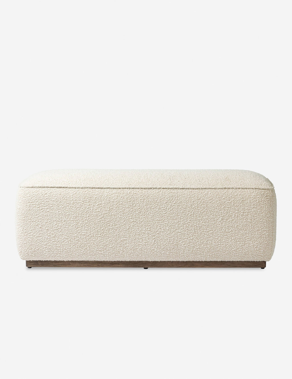 Banc - Complétez votre espace de vie avec ce banc soigneusement rembourré, posé sur une base plinthe qui rehausse son profil d'une touche élégante.