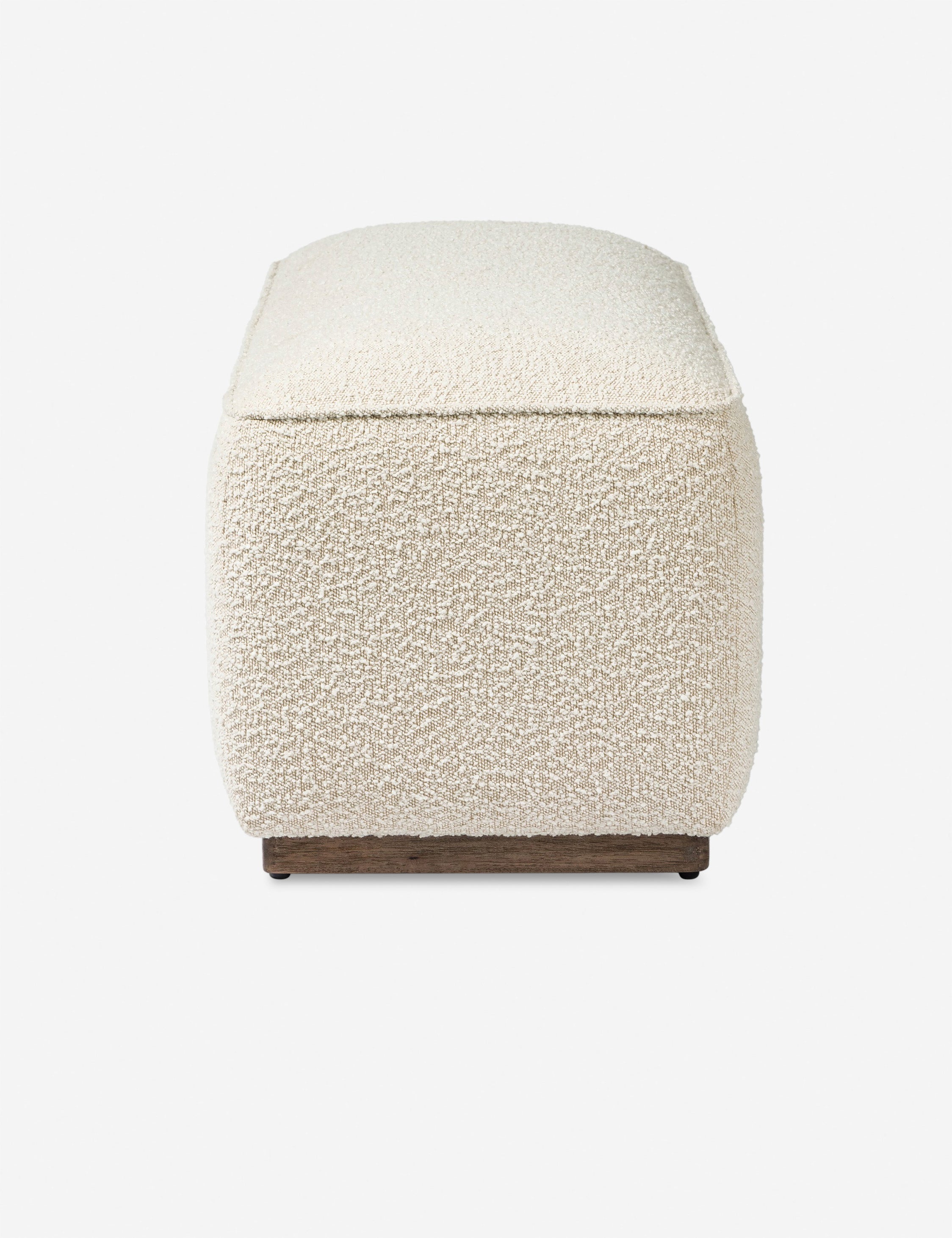 Banc - Complétez votre espace de vie avec ce banc soigneusement rembourré, posé sur une base plinthe qui rehausse son profil d'une touche élégante.