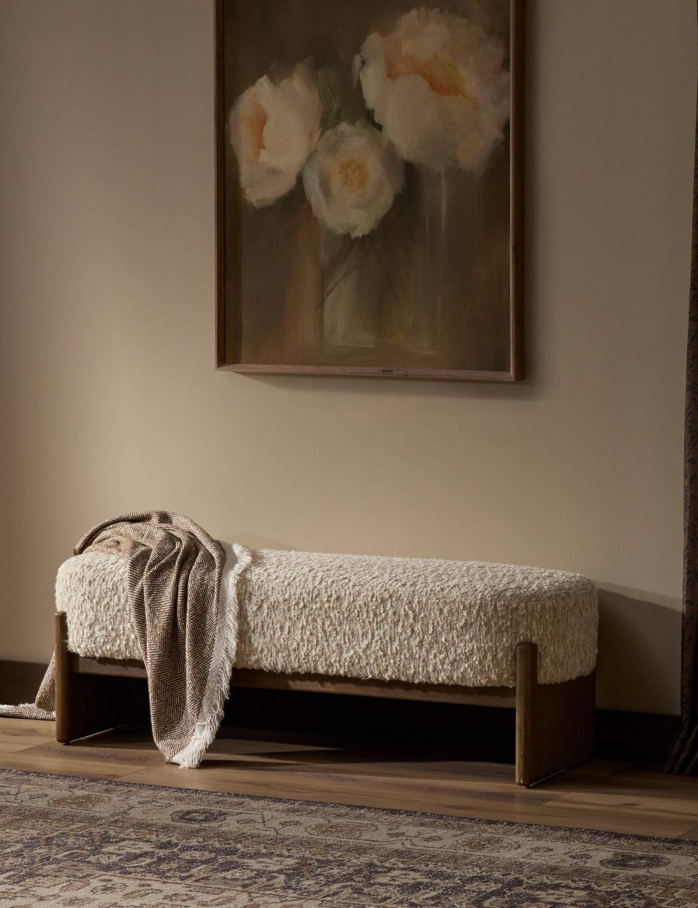 Banc - Le revêtement somptueux repose sur une base en bois ancrée dans le banc, offrant un équilibre de douceur et de structure.