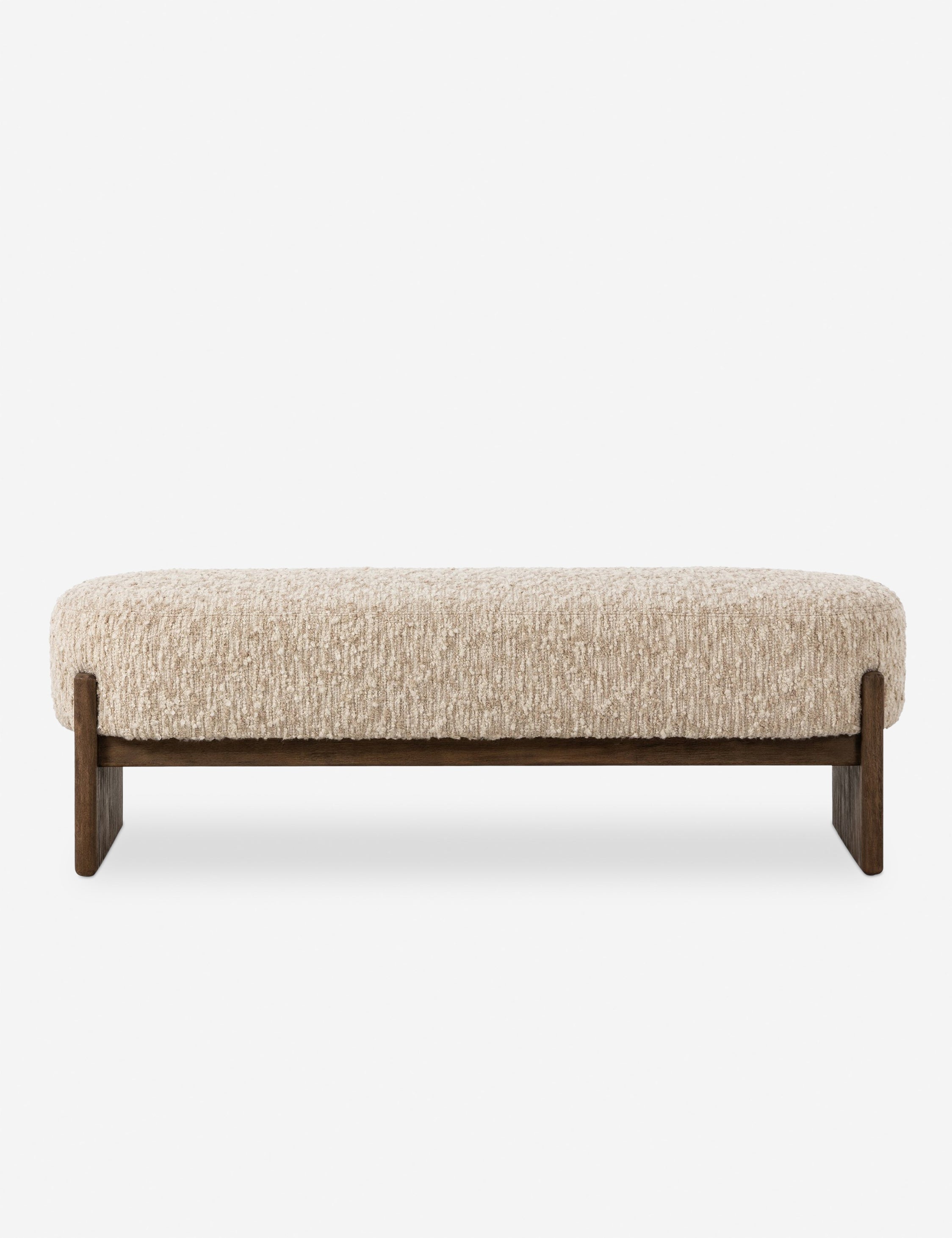 Banc - Le revêtement somptueux repose sur une base en bois ancrée dans le banc, offrant un équilibre de douceur et de structure.