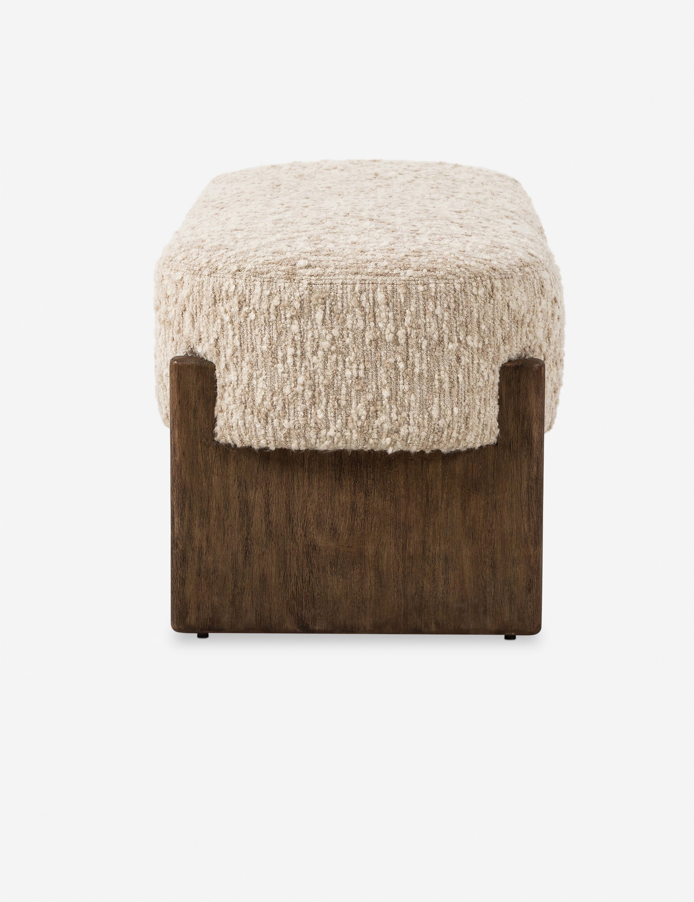 Banc - Le revêtement somptueux repose sur une base en bois ancrée dans le banc, offrant un équilibre de douceur et de structure.