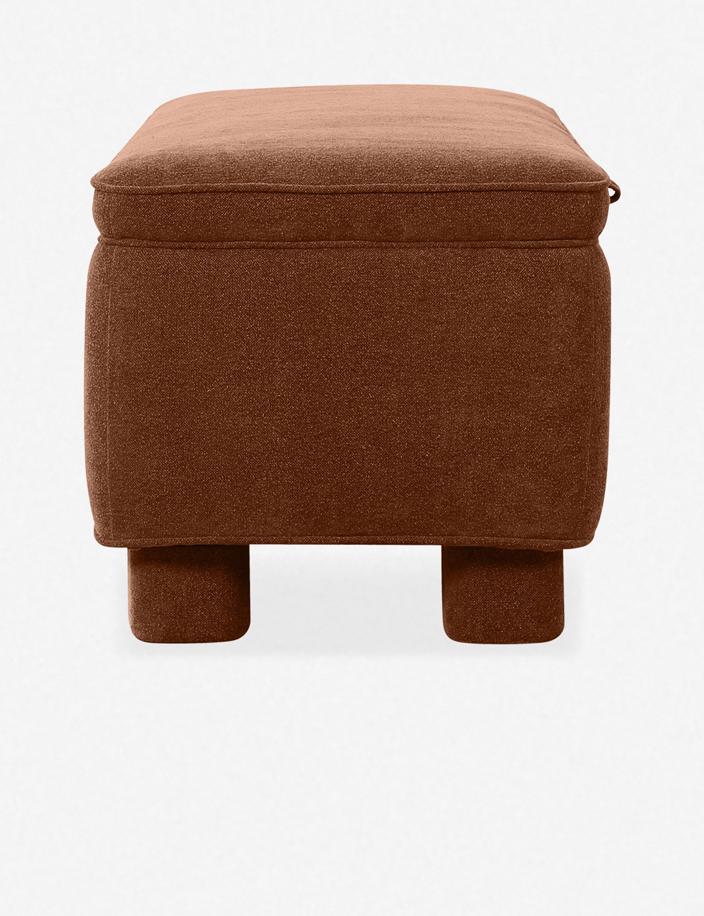 Banc - Ce banc tapissé, au caractère intemporel, est doté d'un espace de rangement intérieur pour le linge de maison, les oreillers et les couvertures