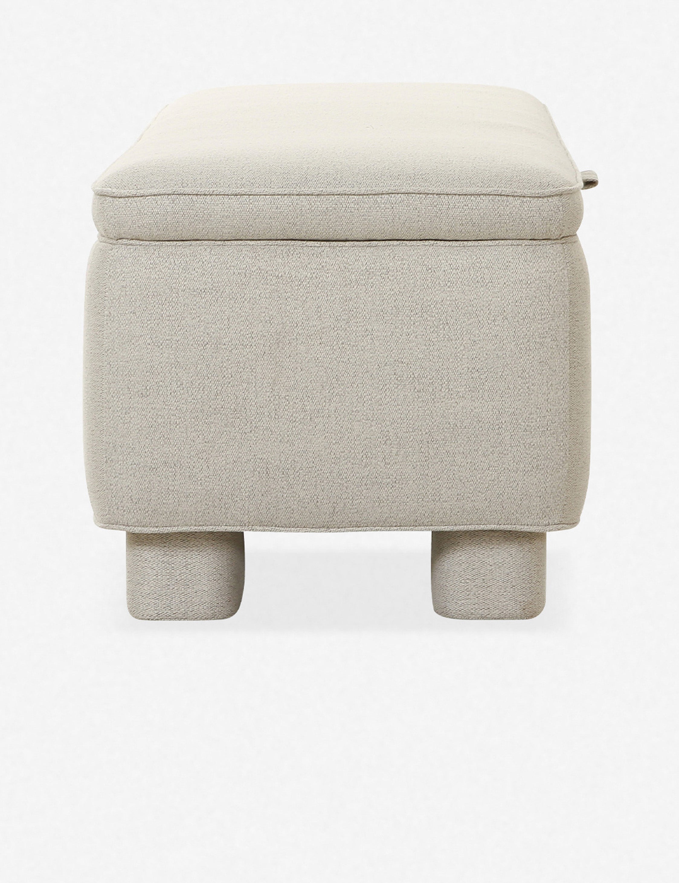 Banc - Ce banc tapissé, au caractère intemporel, est doté d'un espace de rangement intérieur pour le linge de maison, les oreillers et les couvertures