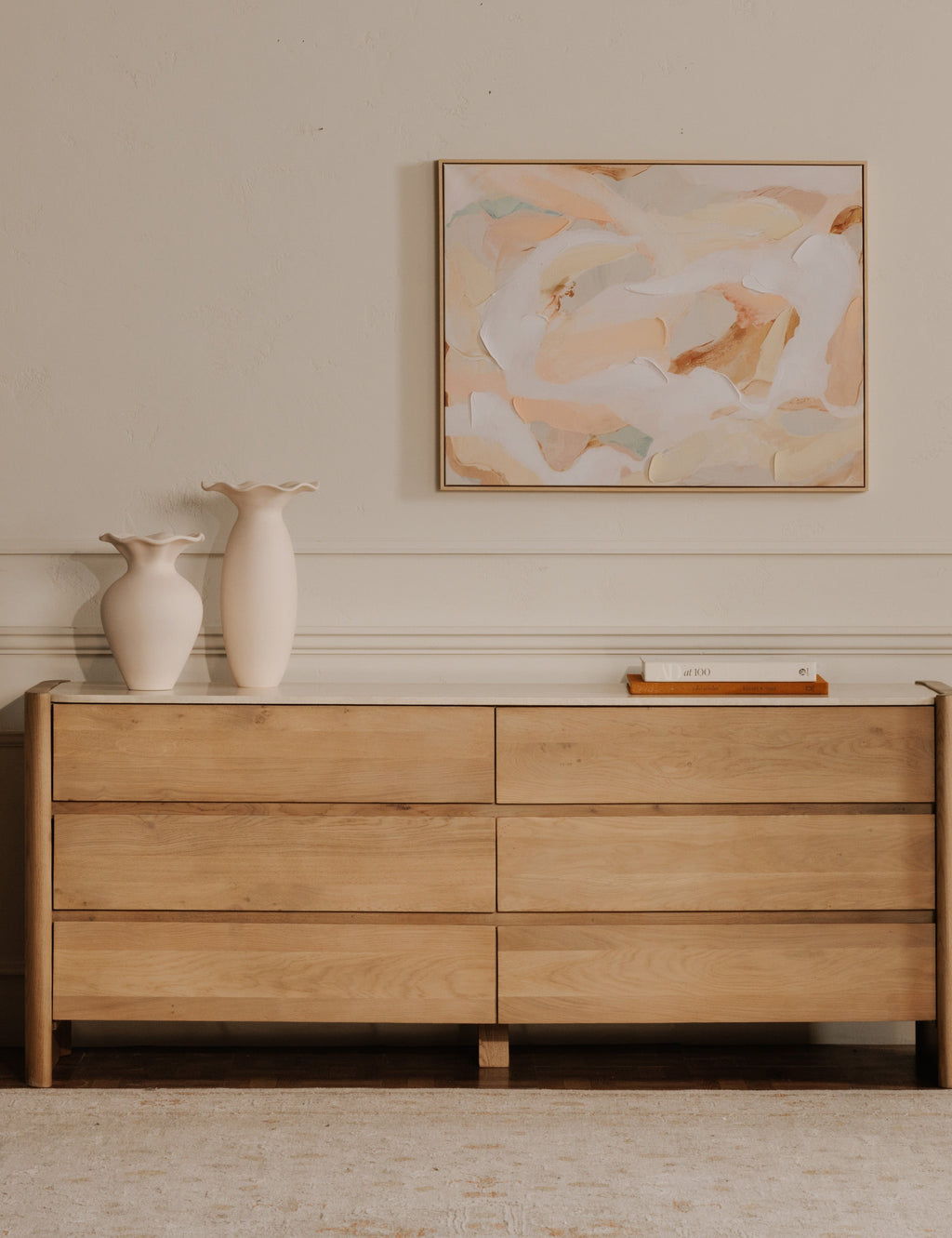 Commode - La commode apporte un style scandinave moderne à la chambre