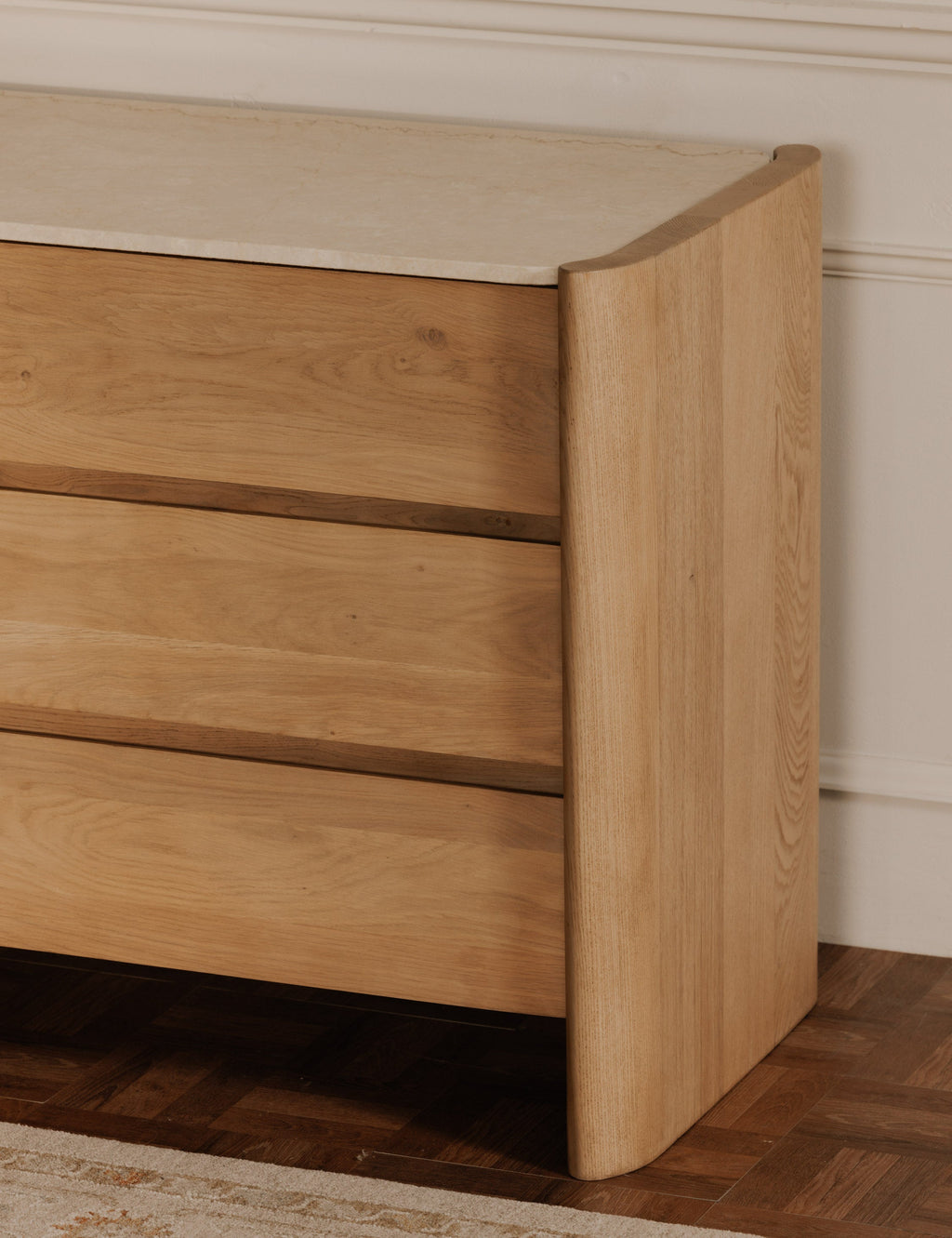 Commode - La commode apporte un style scandinave moderne à la chambre