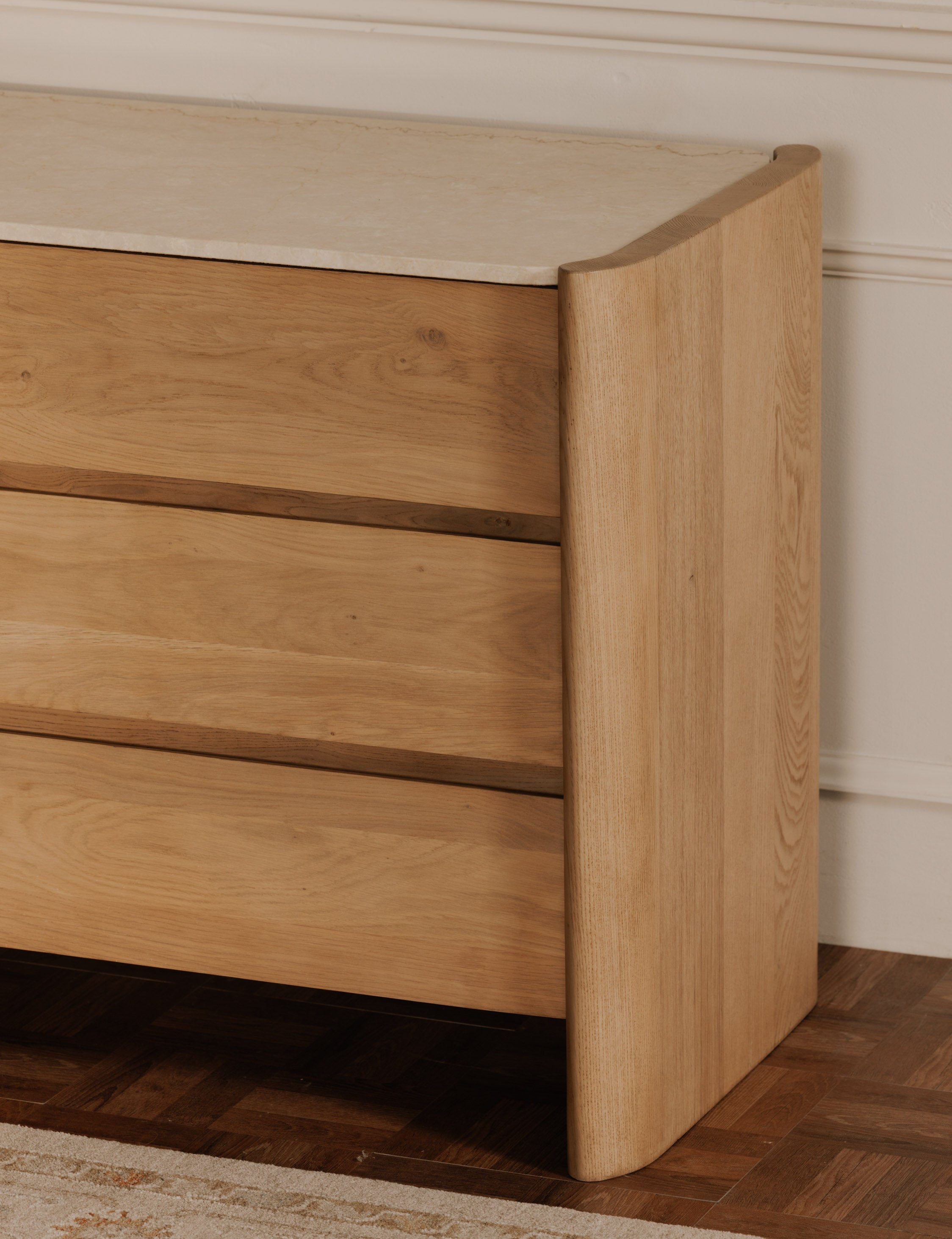 Commode - La commode apporte un style scandinave moderne à la chambre