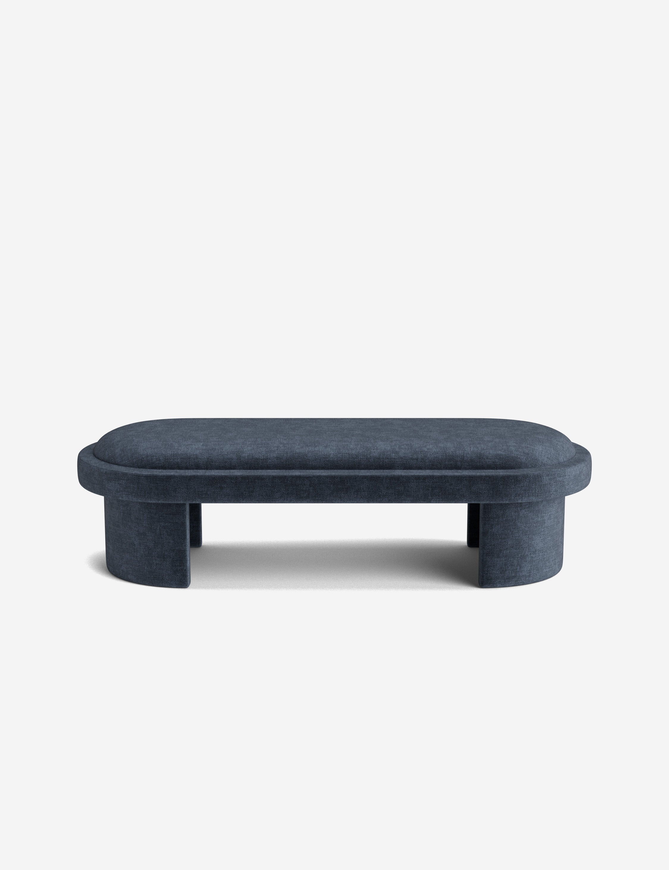 Banc - Une simplicité sculpturale définit le banc, dont l'assise capitonnée et les pieds incurvés offrent un moment d'architecture discrète