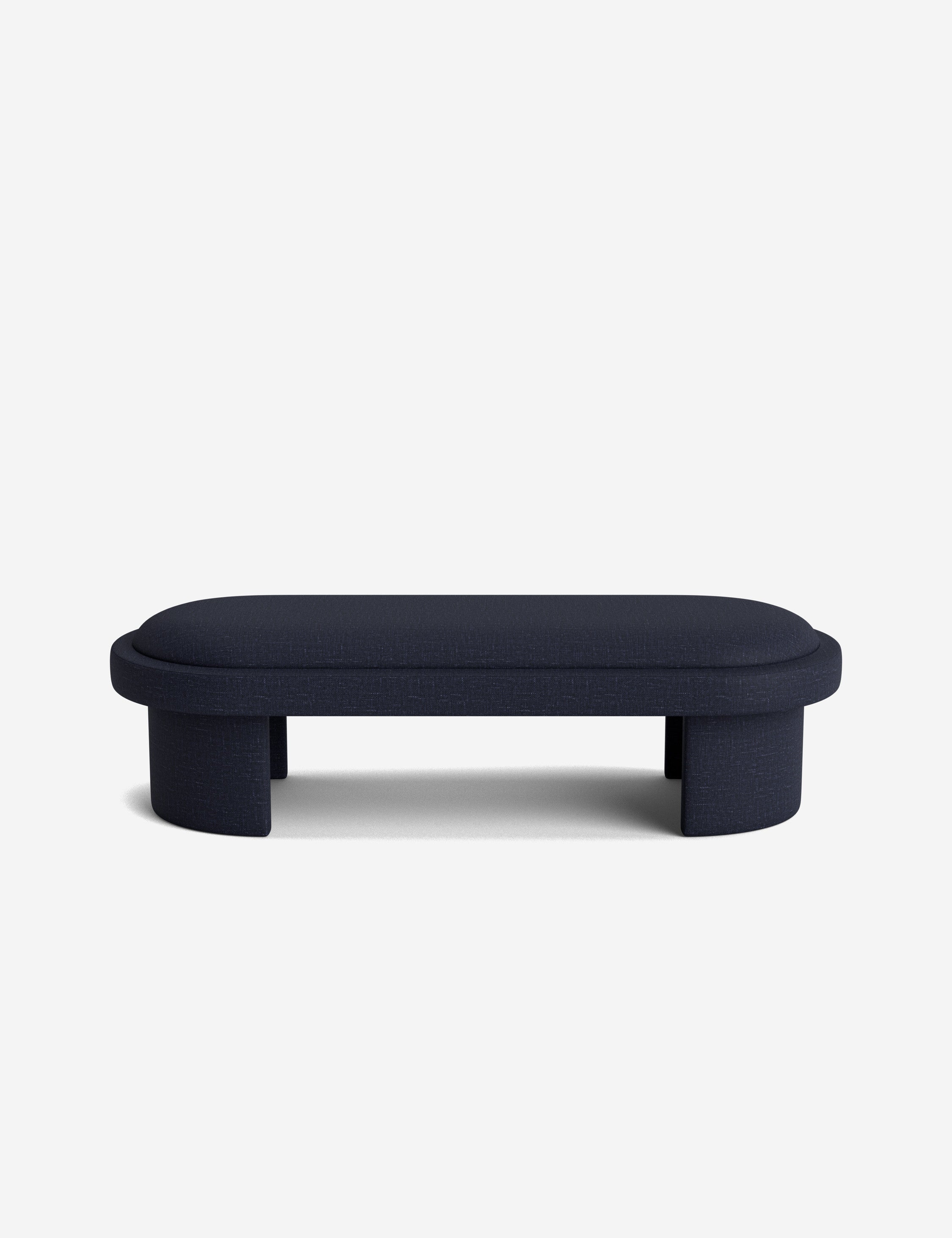 Banc - Une simplicité sculpturale définit le banc, dont l'assise capitonnée et les pieds incurvés offrent un moment d'architecture discrète