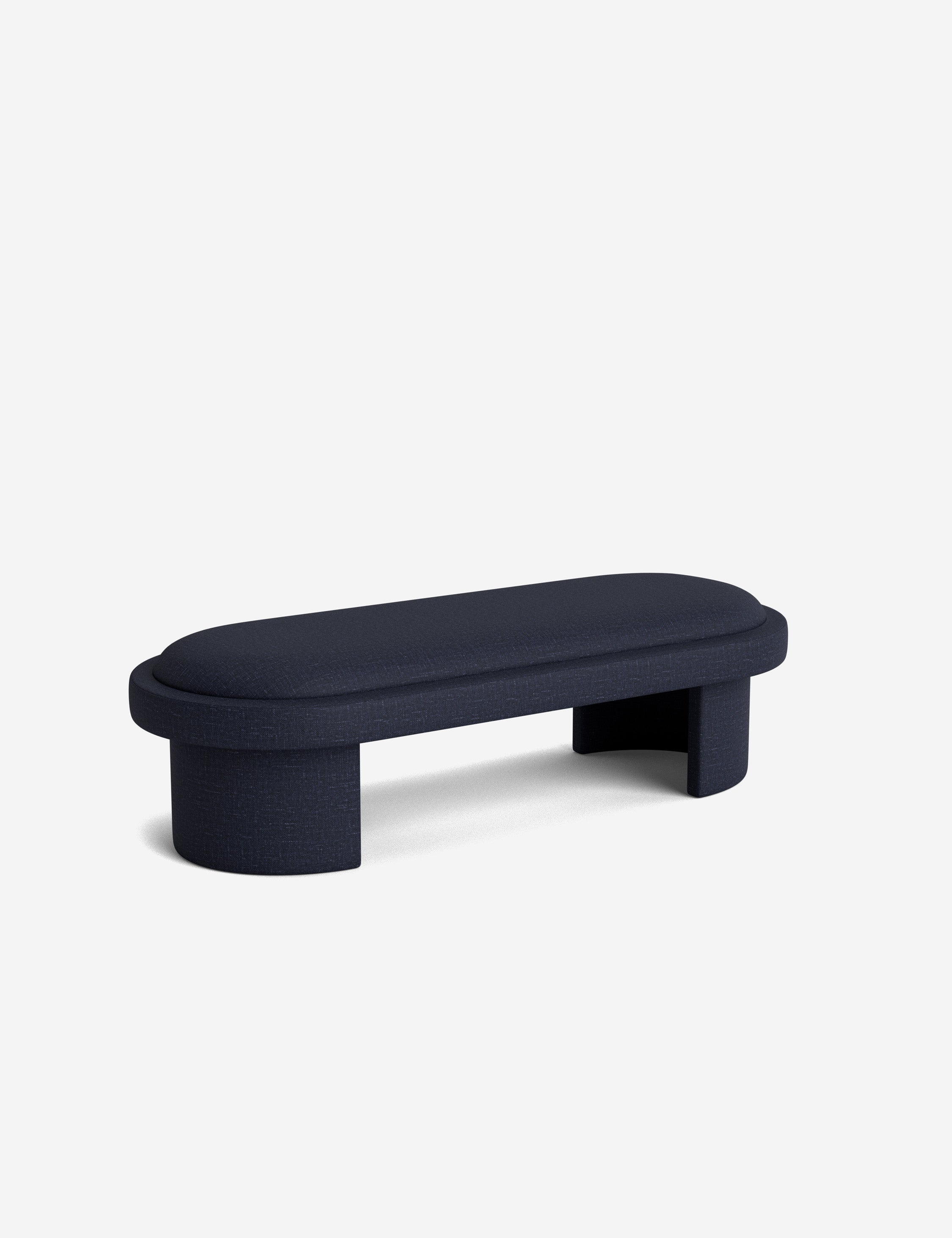 Banc - Une simplicité sculpturale définit le banc, dont l'assise capitonnée et les pieds incurvés offrent un moment d'architecture discrète
