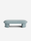 Banc - Une simplicité sculpturale définit le banc, dont l'assise capitonnée et les pieds incurvés offrent un moment d'architecture discrète