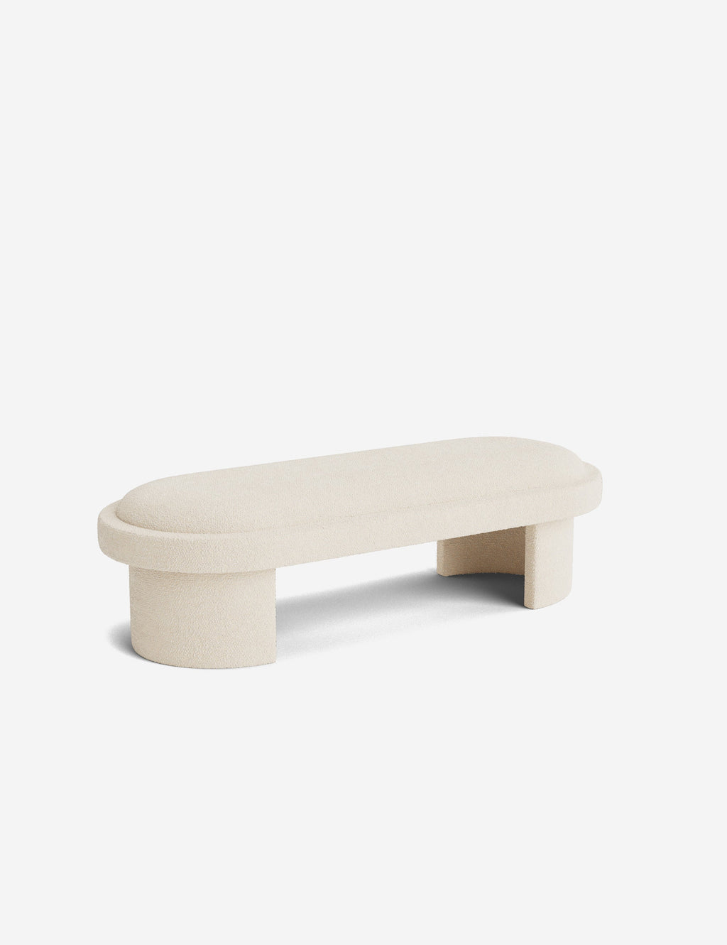 Banc - Une simplicité sculpturale définit le banc, dont l'assise capitonnée et les pieds incurvés offrent un moment d'architecture discrète