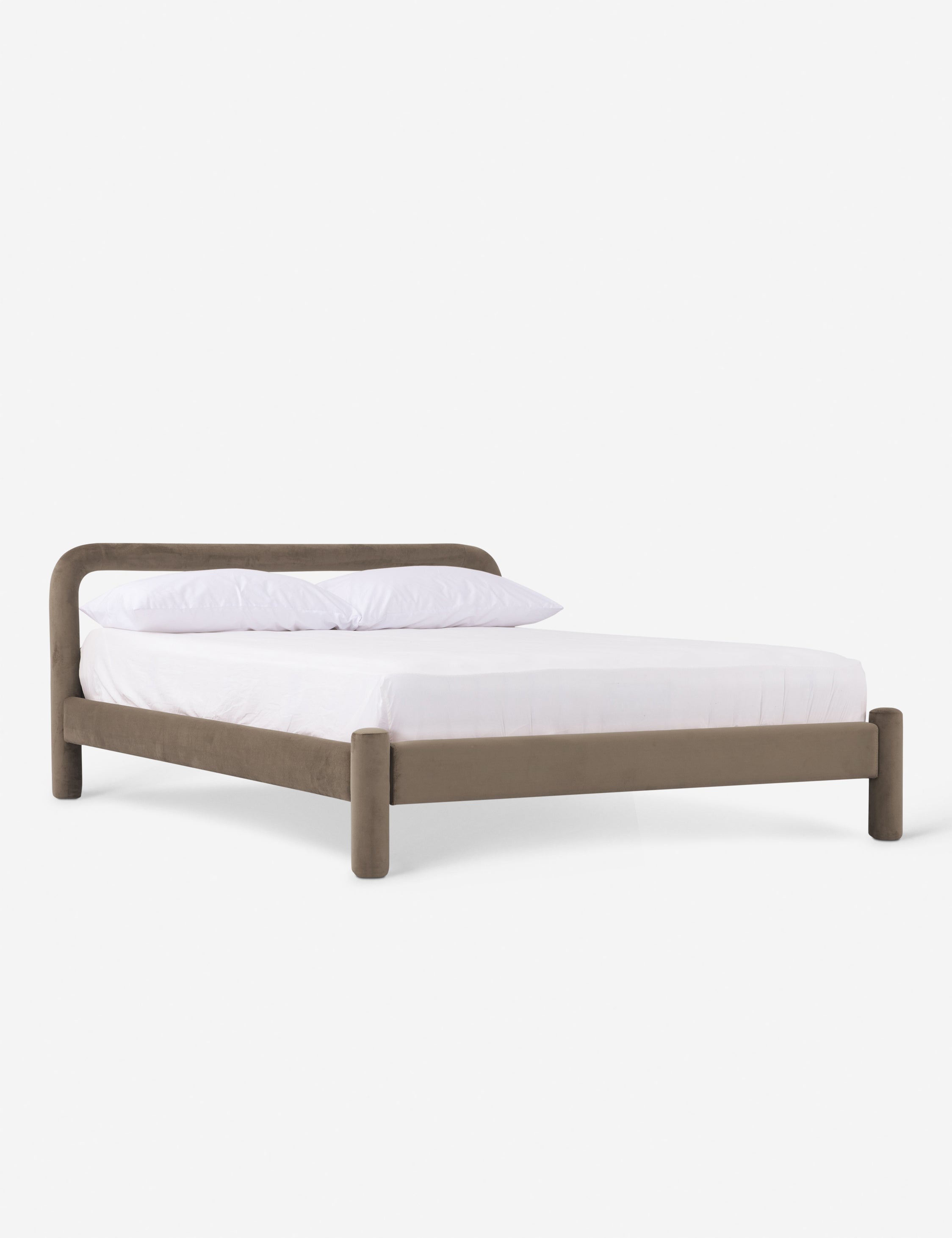 Lit plateforme - Un studio de design de mobilier cherche à créer des espaces ouverts et naturels avec sa ligne de mobilier minimaliste.