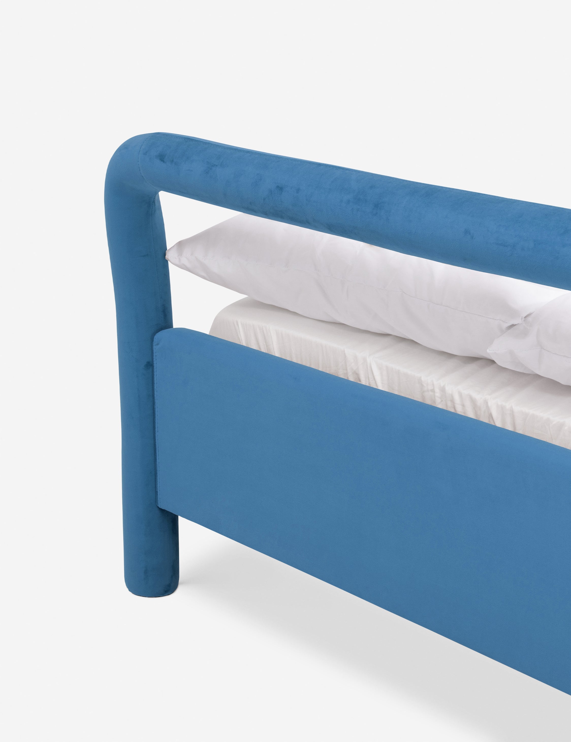 Lit plateforme - Un studio de design de mobilier cherche à créer des espaces ouverts et naturels avec sa ligne de mobilier minimaliste.
