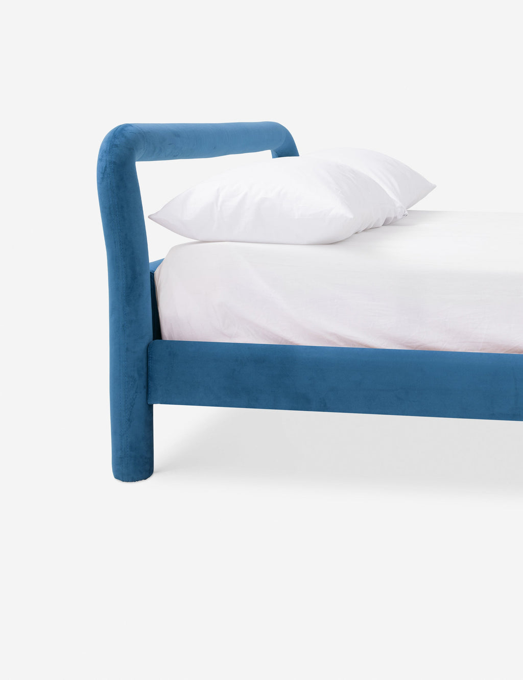 Lit plateforme - Un studio de design de mobilier cherche à créer des espaces ouverts et naturels avec sa ligne de mobilier minimaliste.