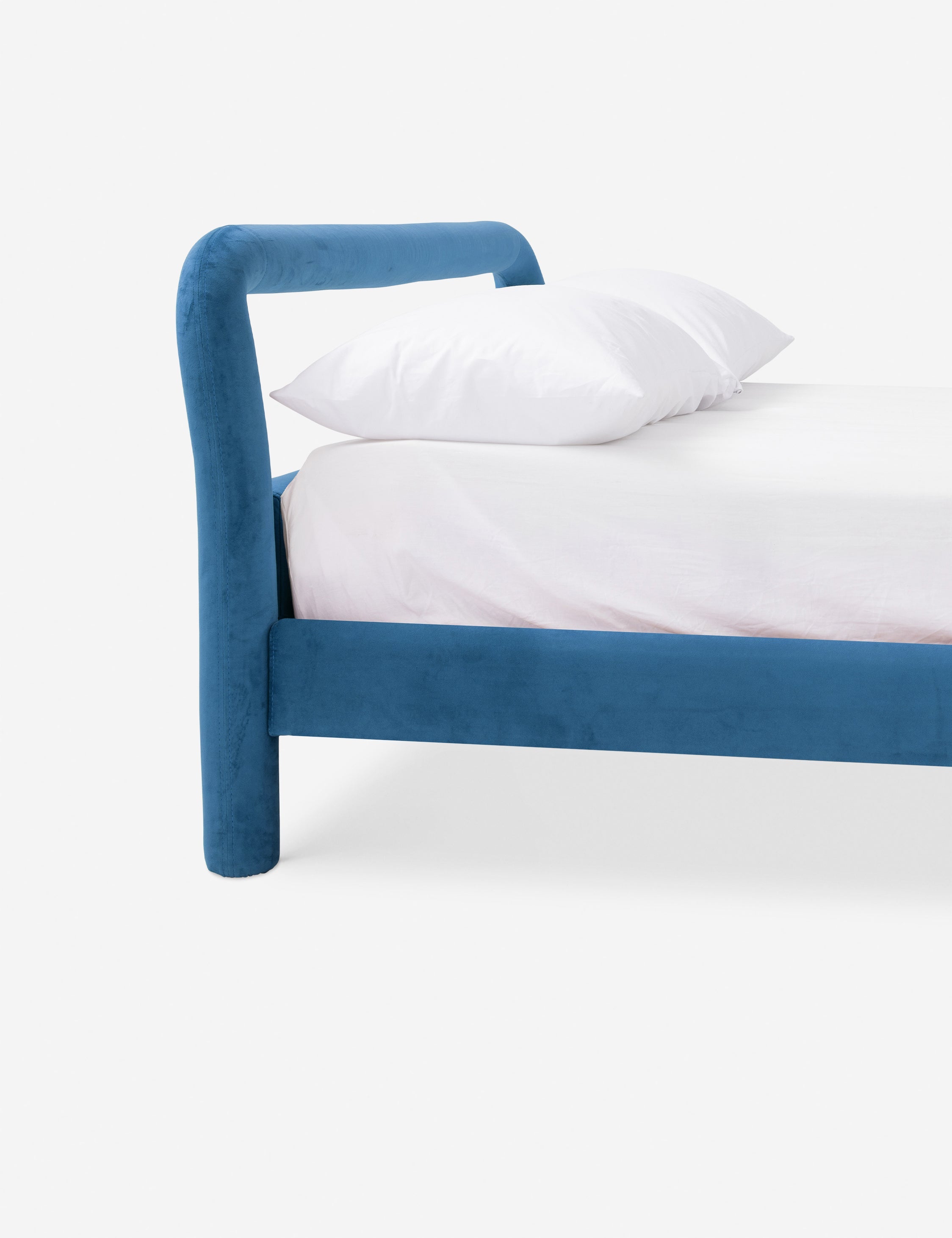 Lit plateforme - Un studio de design de mobilier cherche à créer des espaces ouverts et naturels avec sa ligne de mobilier minimaliste.