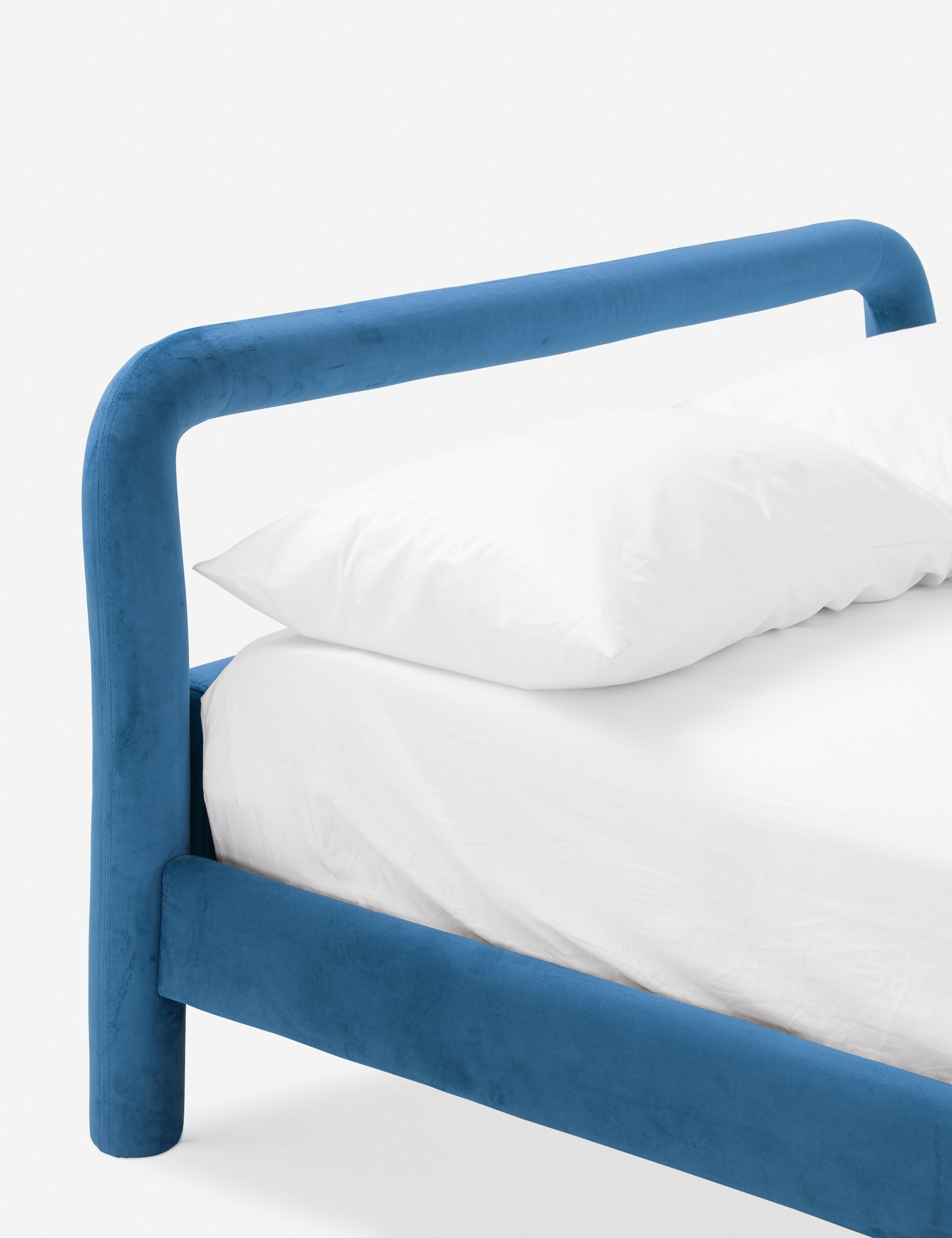 Lit plateforme - Un studio de design de mobilier cherche à créer des espaces ouverts et naturels avec sa ligne de mobilier minimaliste.