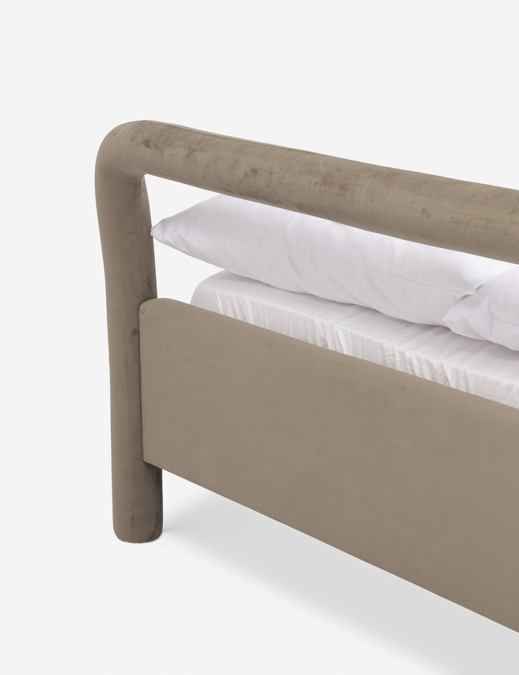 Lit plateforme - Un studio de design de mobilier cherche à créer des espaces ouverts et naturels avec sa ligne de mobilier minimaliste.