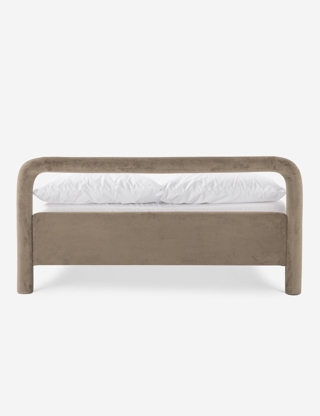 Lit plateforme - Un studio de design de mobilier cherche à créer des espaces ouverts et naturels avec sa ligne de mobilier minimaliste.