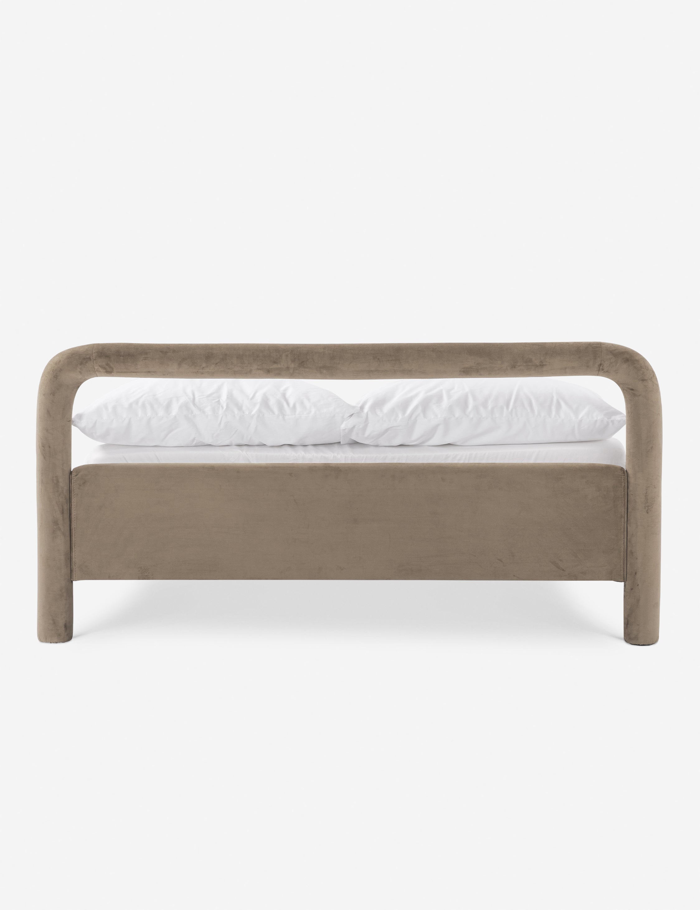 Lit plateforme - Un studio de design de mobilier cherche à créer des espaces ouverts et naturels avec sa ligne de mobilier minimaliste.