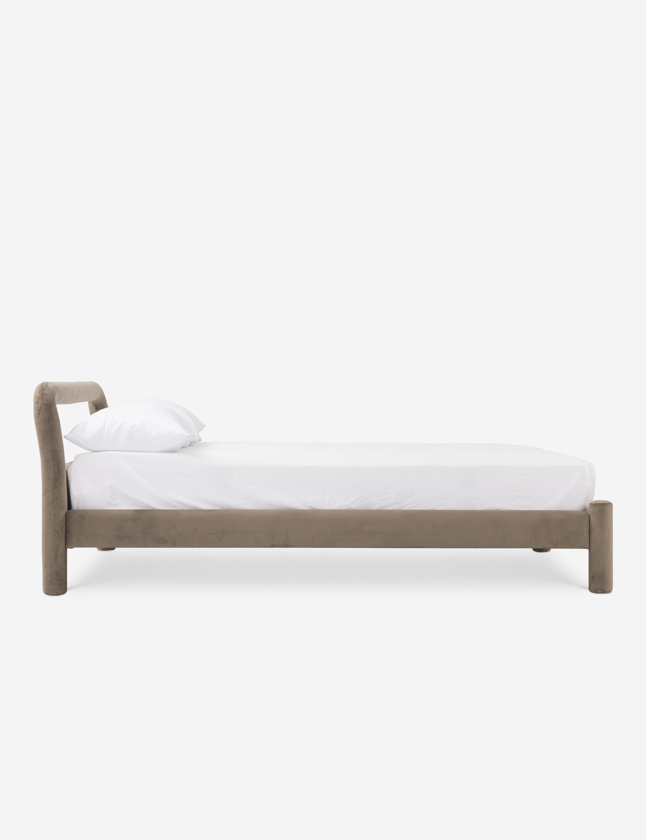 Lit plateforme - Un studio de design de mobilier cherche à créer des espaces ouverts et naturels avec sa ligne de mobilier minimaliste.