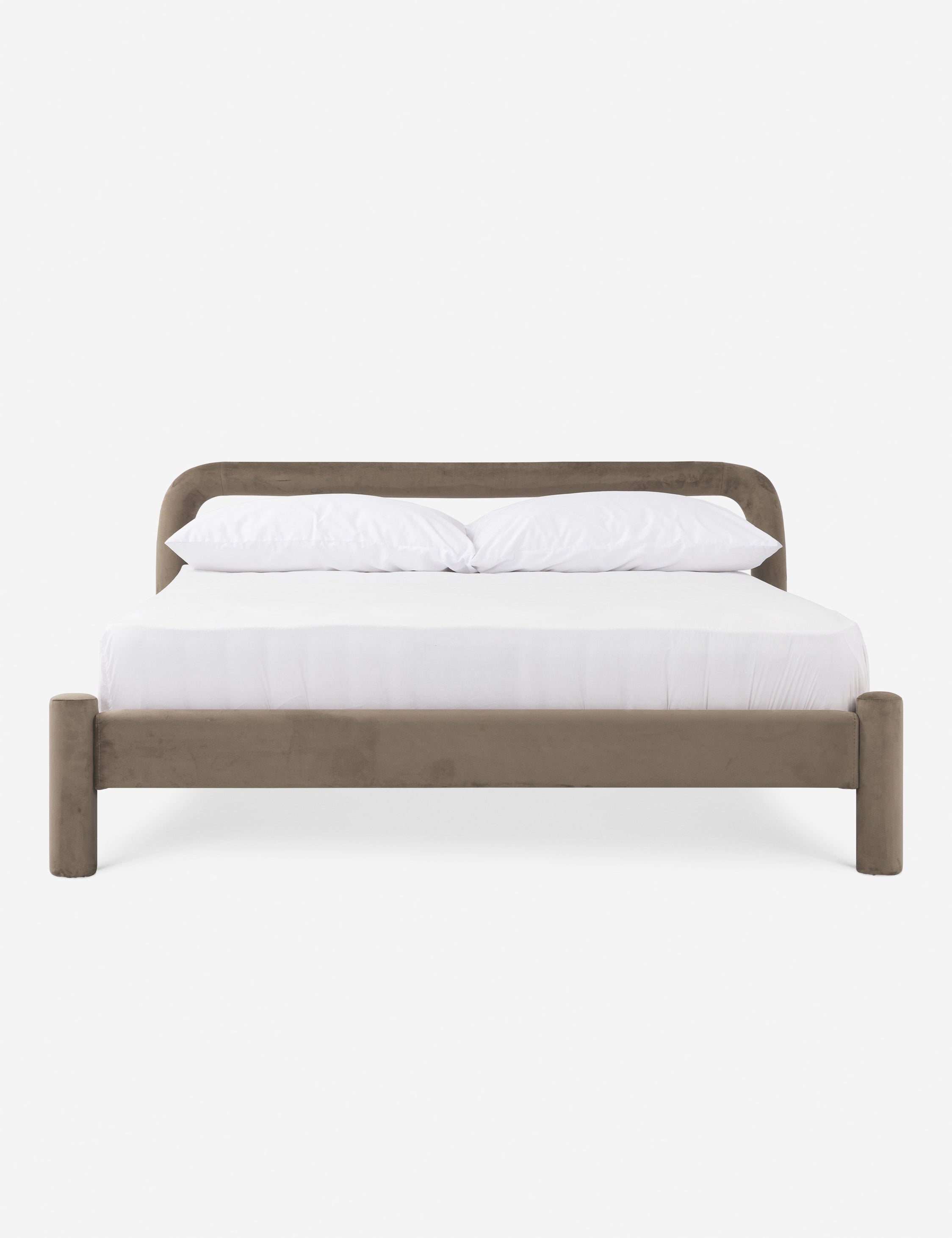 Lit plateforme - Un studio de design de mobilier cherche à créer des espaces ouverts et naturels avec sa ligne de mobilier minimaliste.