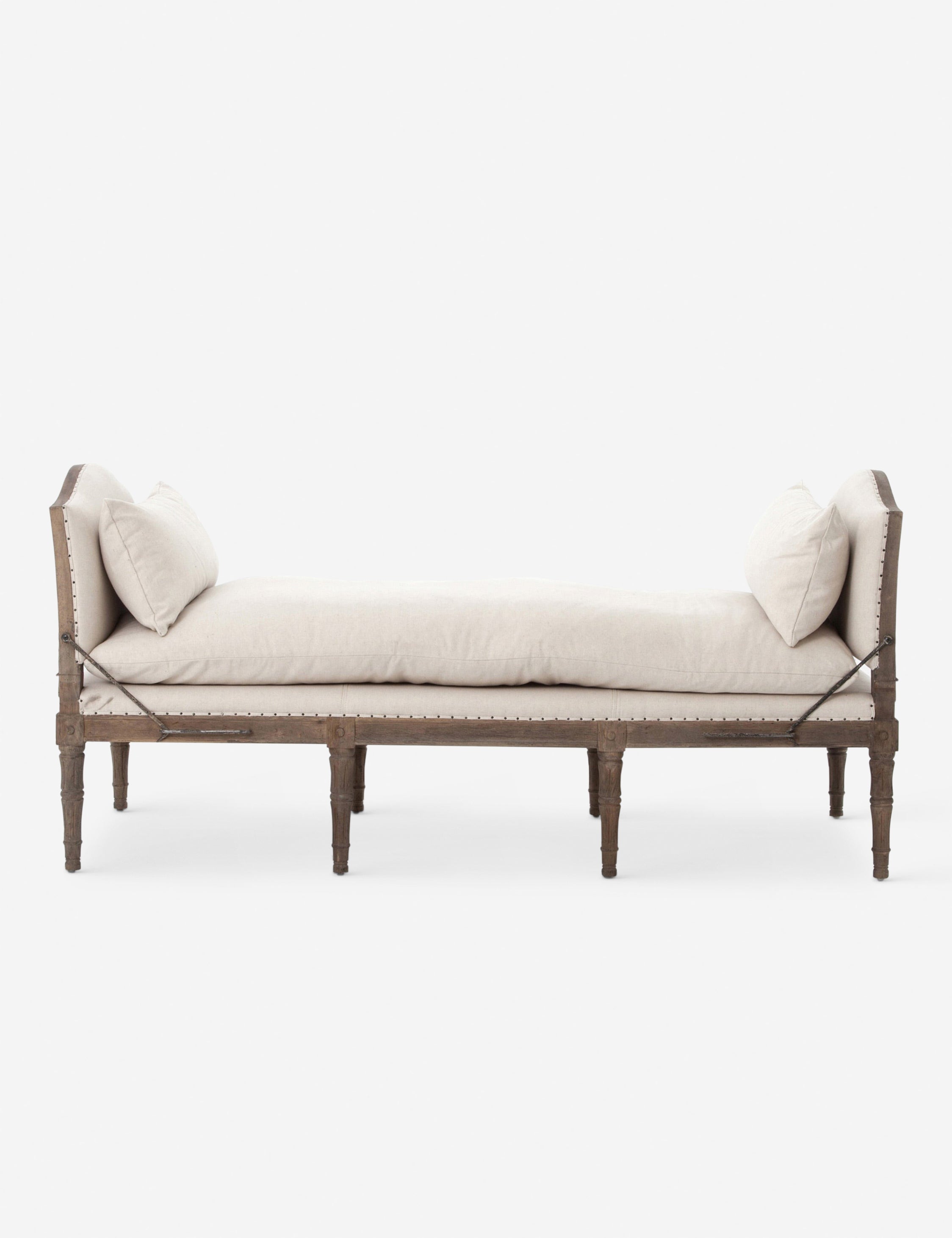 Chaise - Avec une touche de style ancien, cette charmante chaise longue est dotée de pieds sculptés et d'un cadre en bois vieilli