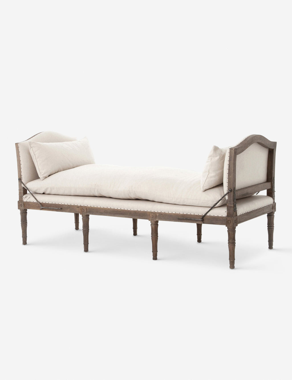 Chaise - Avec une touche de style ancien, cette charmante chaise longue est dotée de pieds sculptés et d'un cadre en bois vieilli