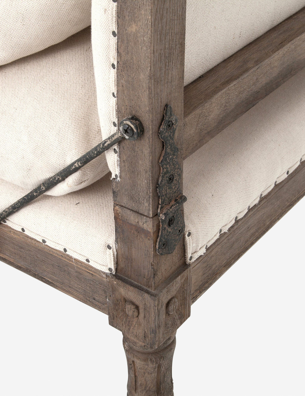 Chaise - Avec une touche de style ancien, cette charmante chaise longue est dotée de pieds sculptés et d'un cadre en bois vieilli