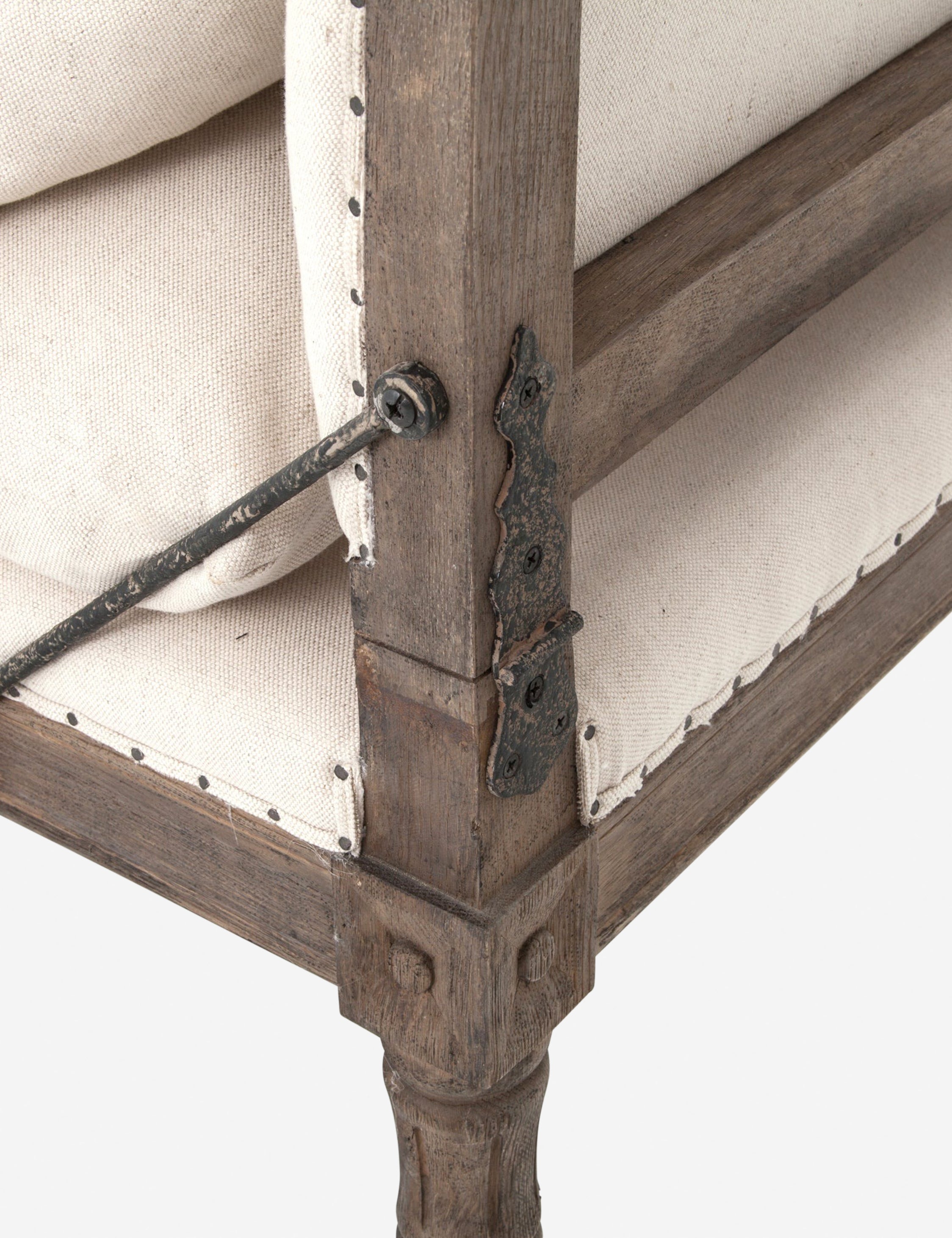 Chaise - Avec une touche de style ancien, cette charmante chaise longue est dotée de pieds sculptés et d'un cadre en bois vieilli
