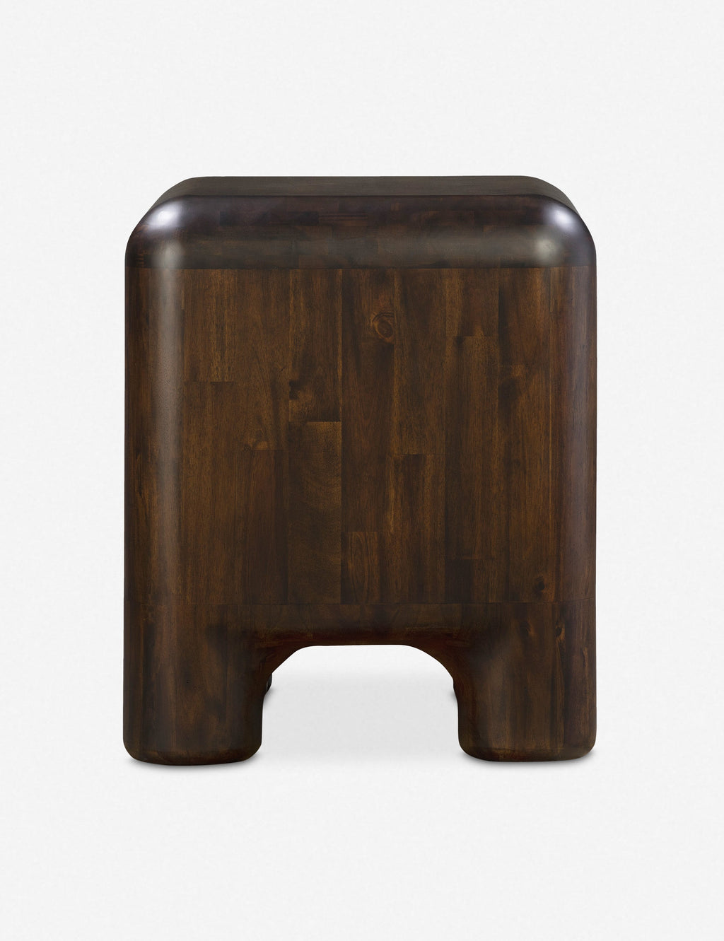 Table de chevet - Une silhouette audacieuse aux bords et aux coins arrondis insuffle un sentiment d'espièglerie et de sophistication à la table de chevet Bodnar.