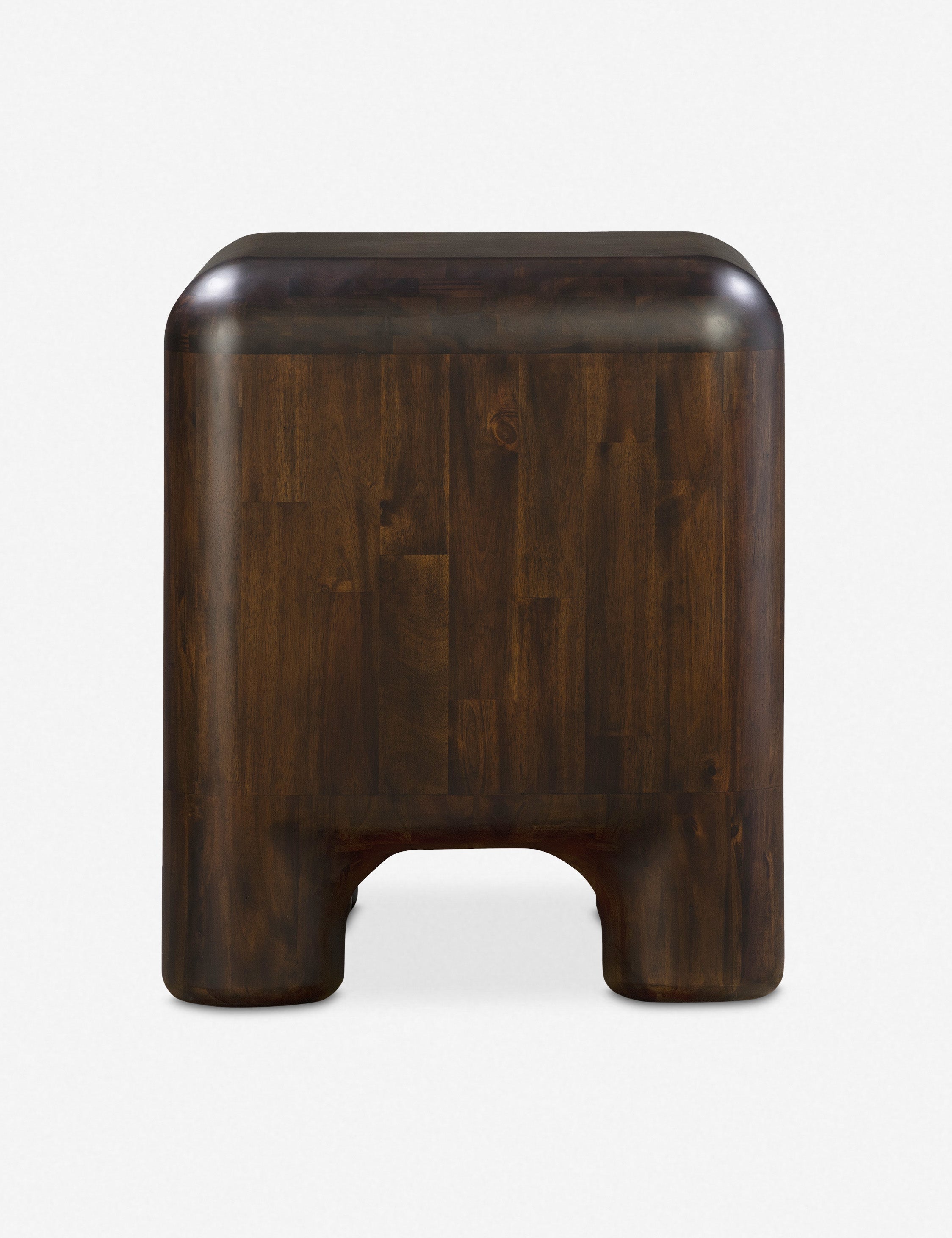 Table de chevet - Une silhouette audacieuse aux bords et aux coins arrondis insuffle un sentiment d'espièglerie et de sophistication à la table de chevet Bodnar.