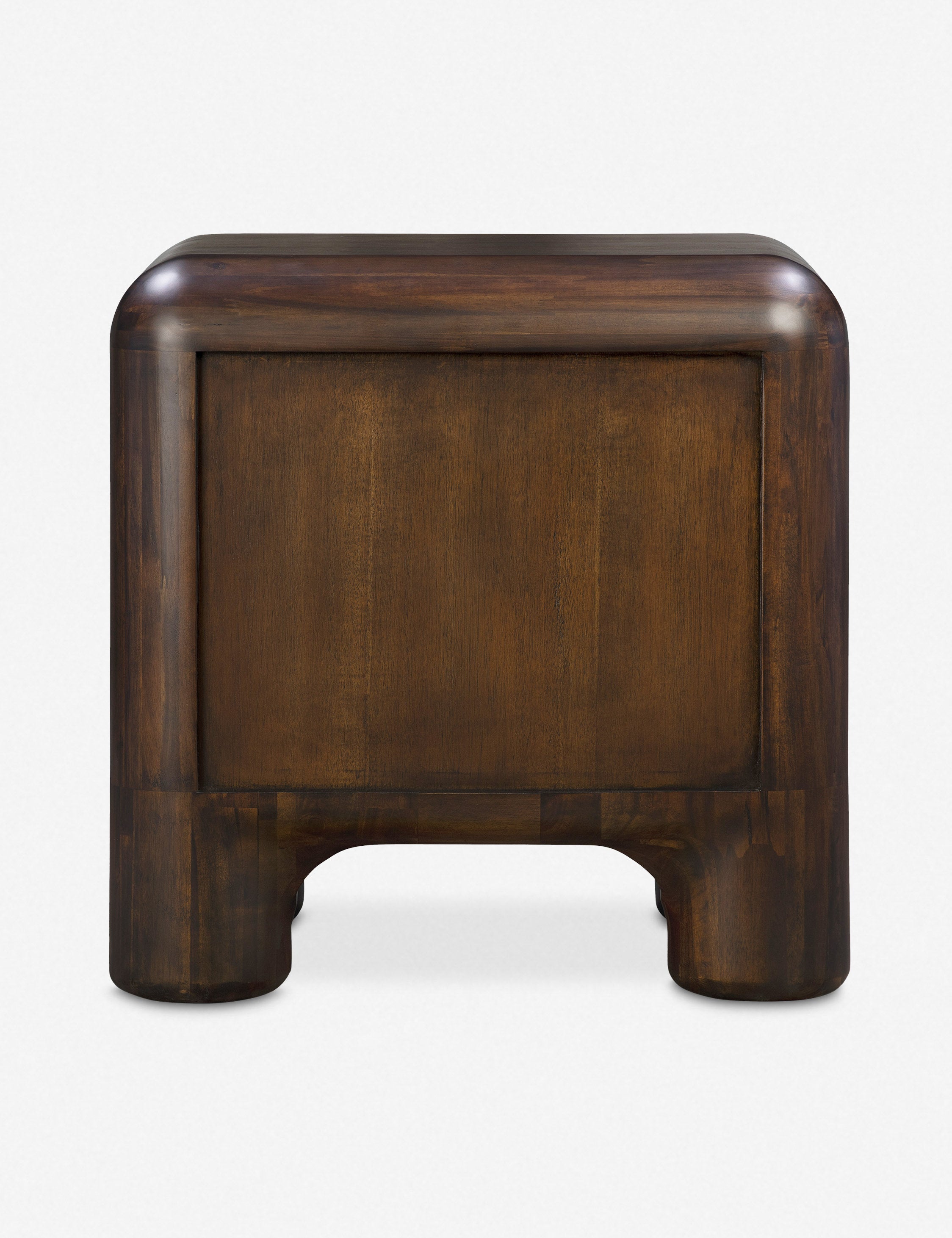 Table de chevet - Une silhouette audacieuse aux bords et aux coins arrondis insuffle un sentiment d'espièglerie et de sophistication à la table de chevet Bodnar.