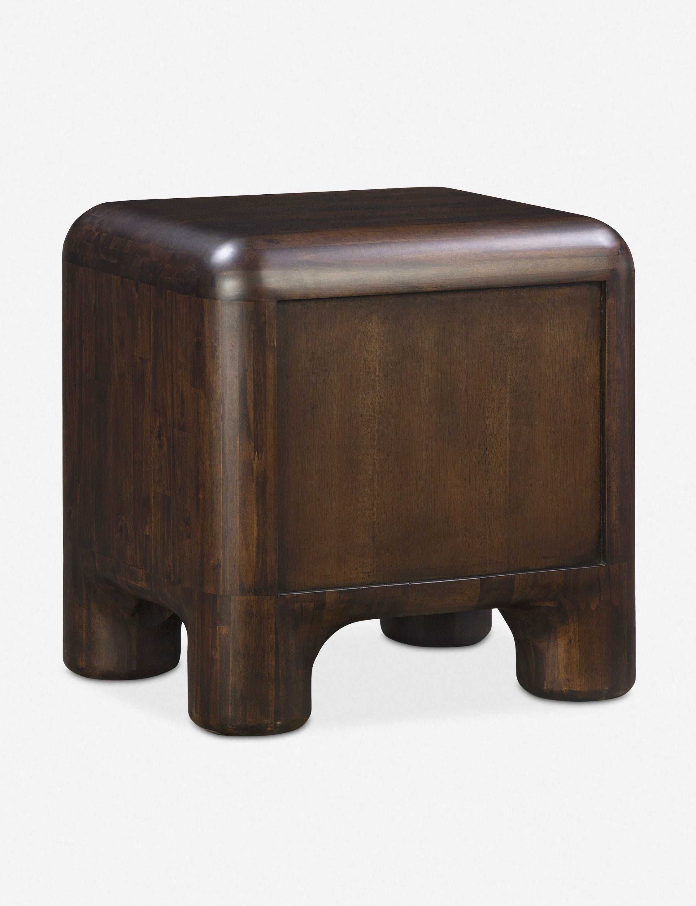 Table de chevet - Une silhouette audacieuse aux bords et aux coins arrondis insuffle un sentiment d'espièglerie et de sophistication à la table de chevet Bodnar.