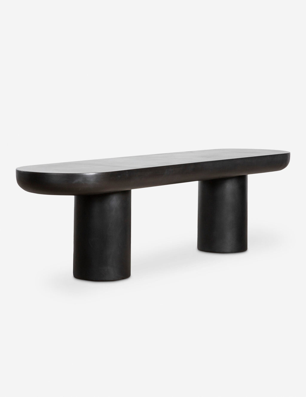 / Banc d'extérieur - Des lignes sculpturales adoucissent et confèrent un attrait spectaculaire à la construction en ciment noir élégante de cette collection