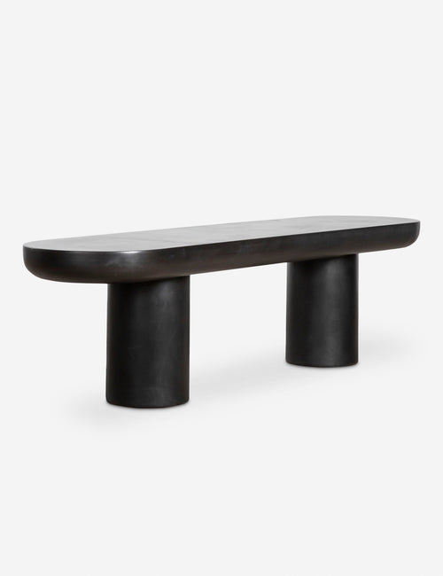 / Banc d'extérieur - Des lignes sculpturales adoucissent et confèrent un attrait spectaculaire à la construction en ciment noir élégante de cette collection