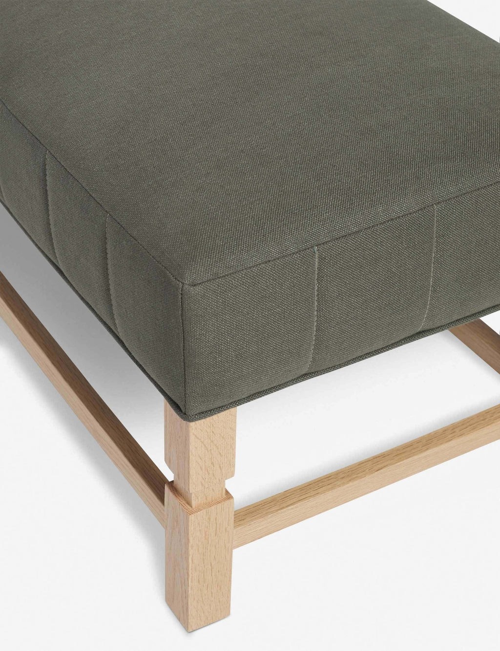 Banc – Alliant un style sur mesure à des matériaux classiques, ce banc rembourré est l'incarnation du confort intemporel.