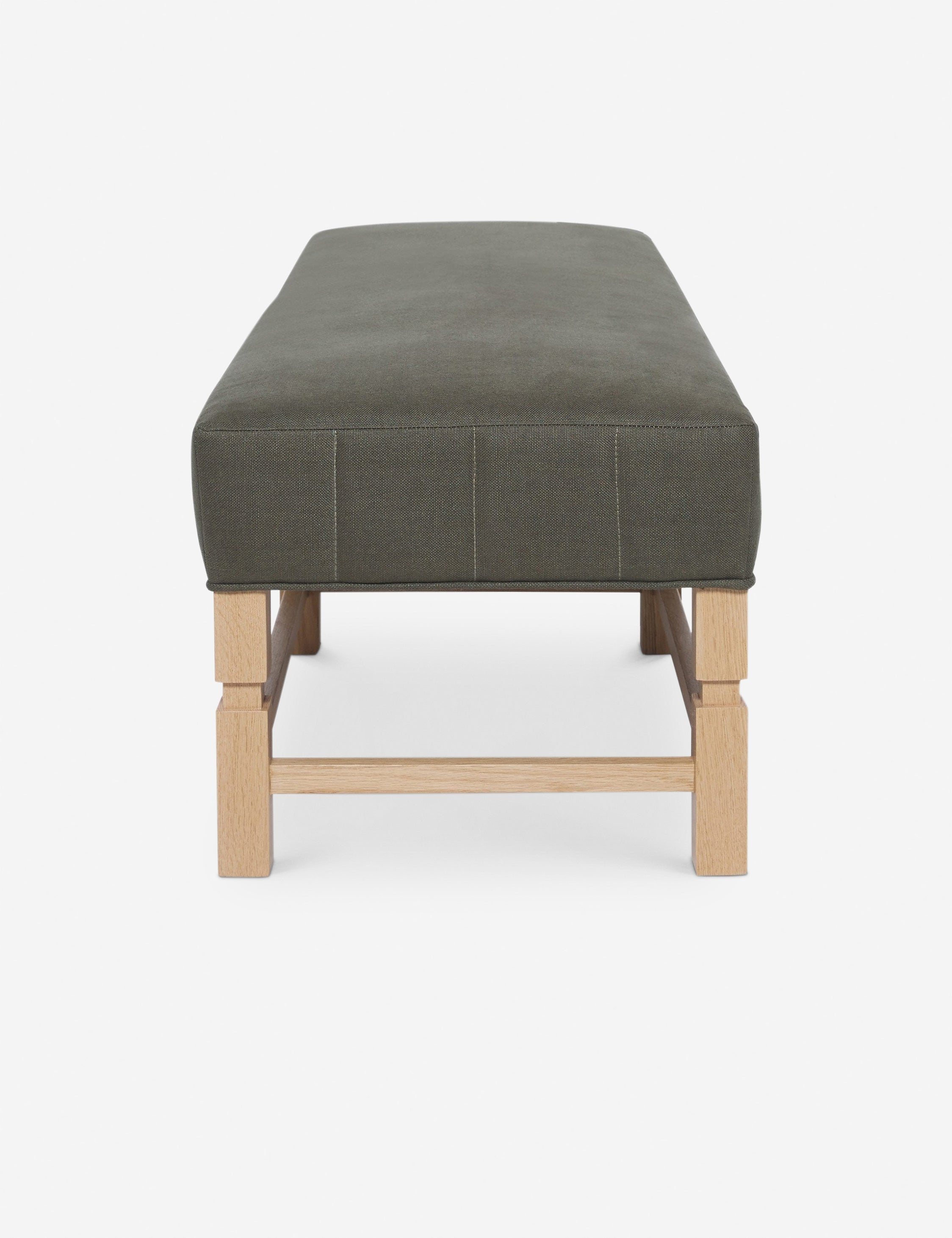 Banc – Alliant un style sur mesure à des matériaux classiques, ce banc rembourré est l'incarnation du confort intemporel.